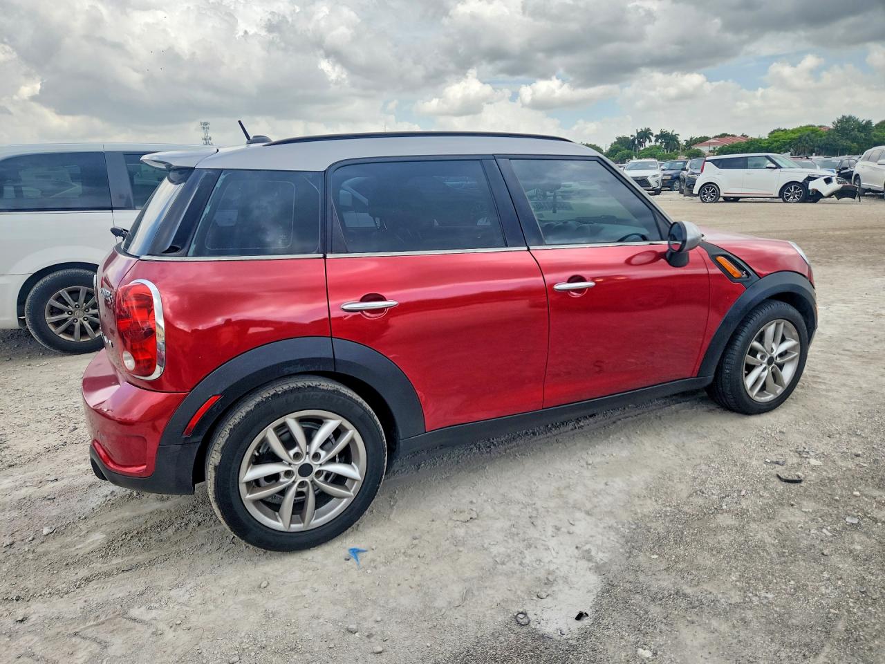 2011 Mini Cooper S Countryman Red vin: WMWZC3C5XBWM25827