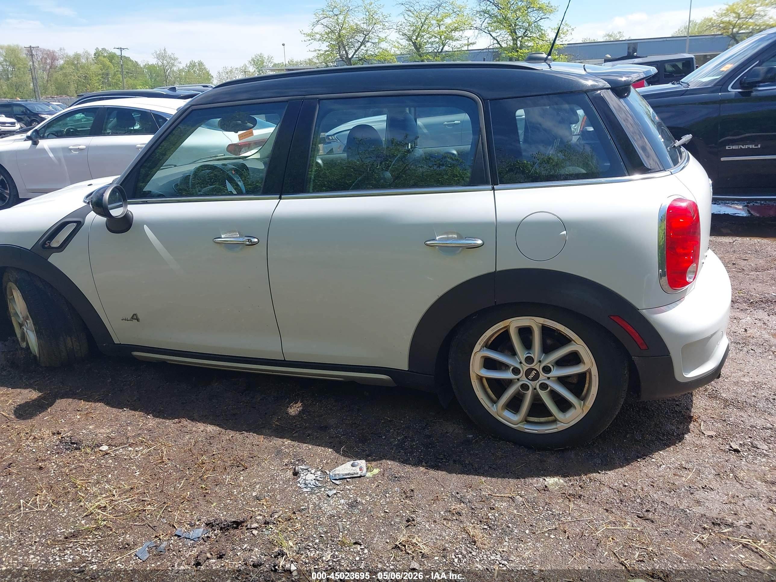 2015 Mini Countryman Cooper S White vin: WMWZC5C51FWP44373