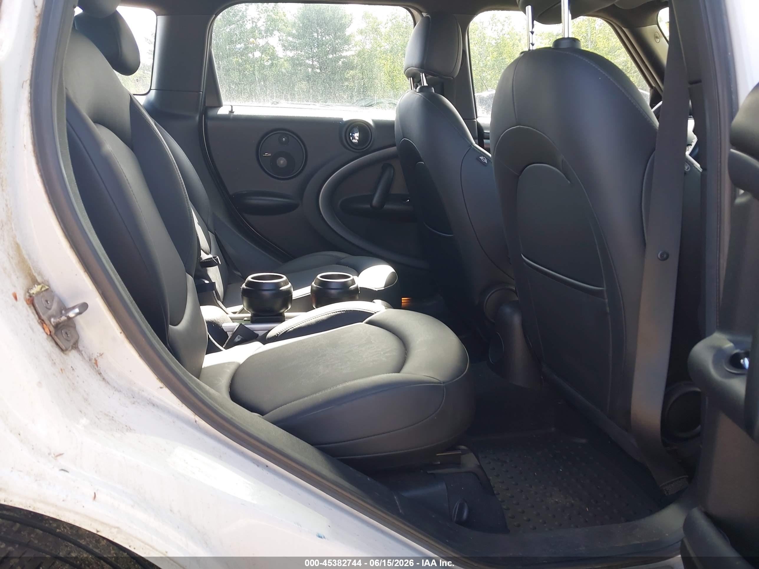 2011 Mini Cooper S Countryman   White vin: WMWZC5C58BWL54106