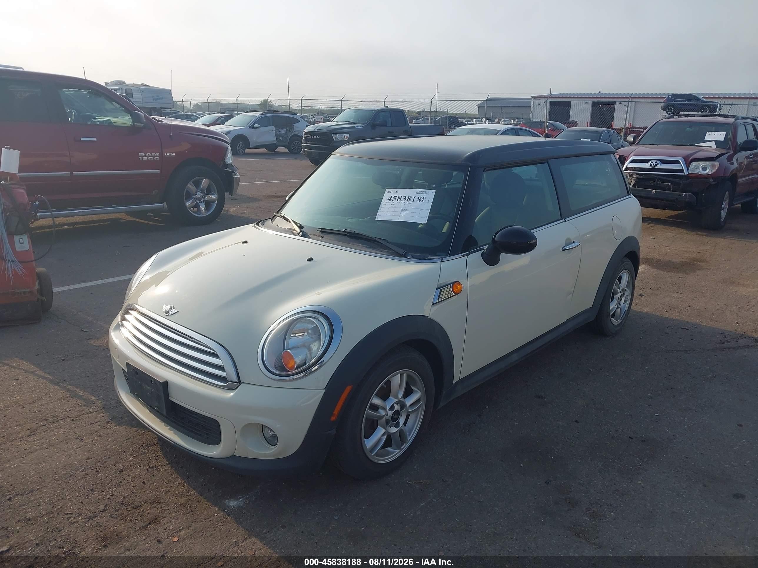 2014 Mini Clubman Cooper White vin: WMWZF3C52ET571393