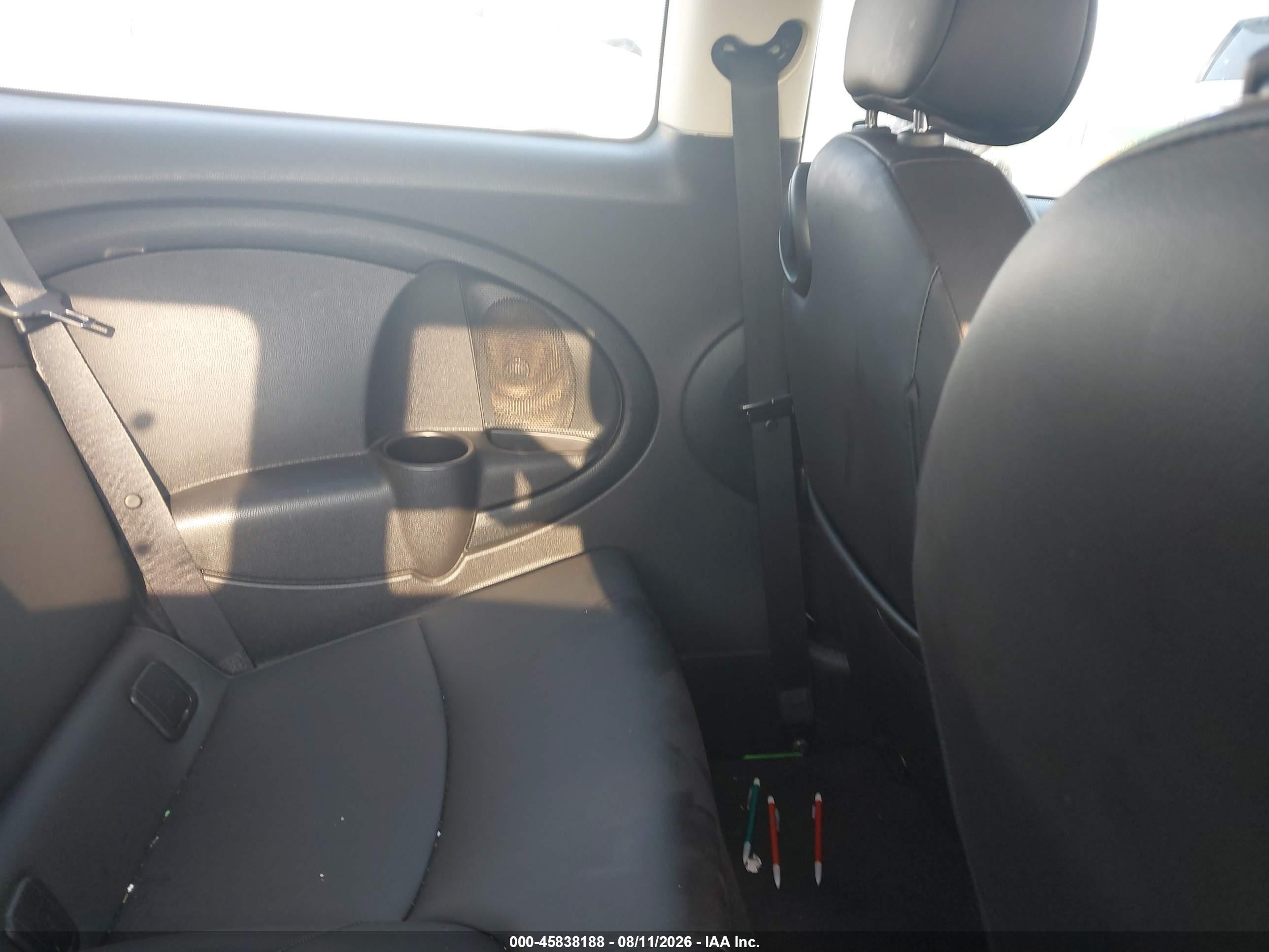 2014 Mini Clubman Cooper White vin: WMWZF3C52ET571393