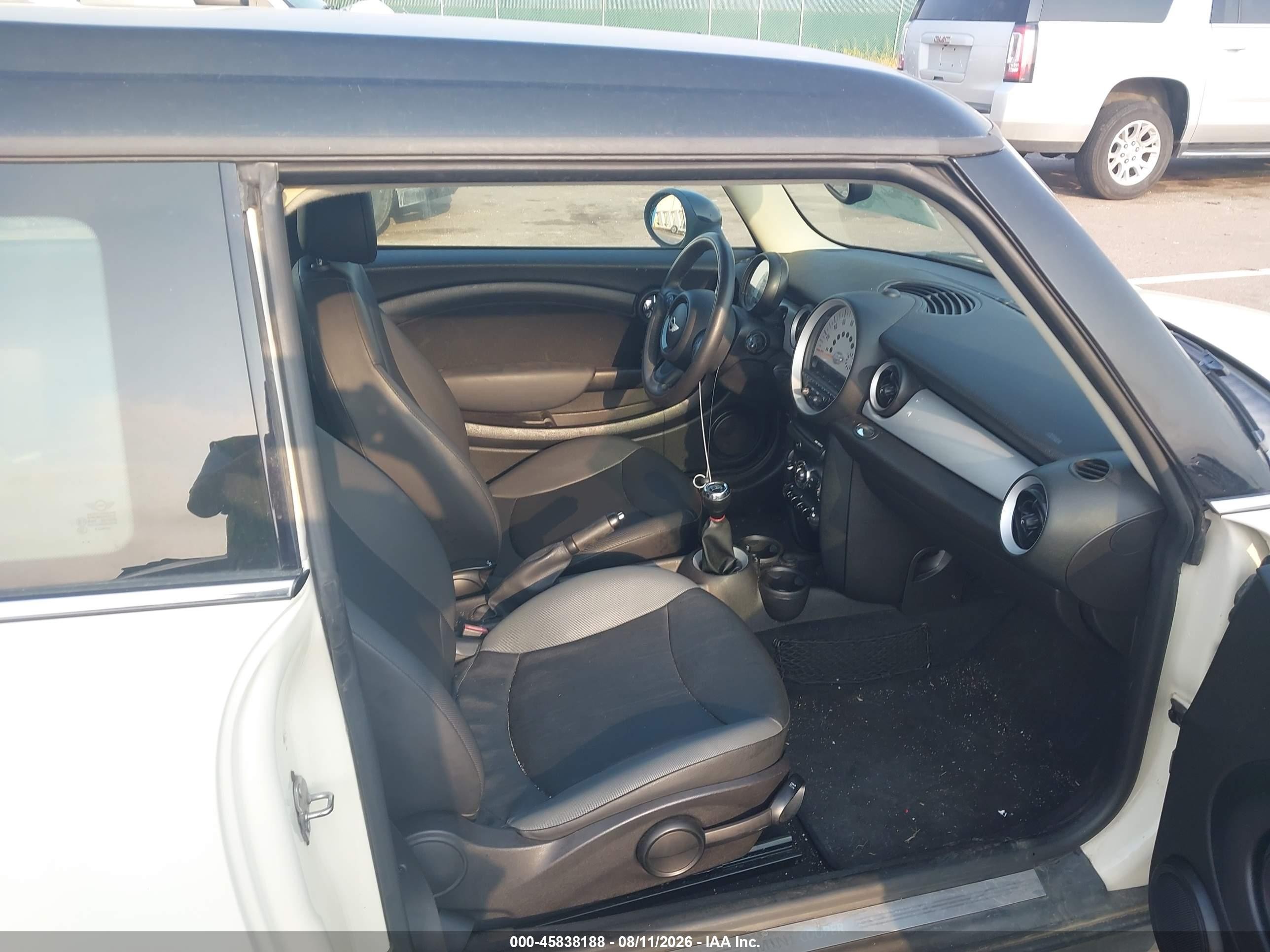 2014 Mini Clubman Cooper White vin: WMWZF3C52ET571393