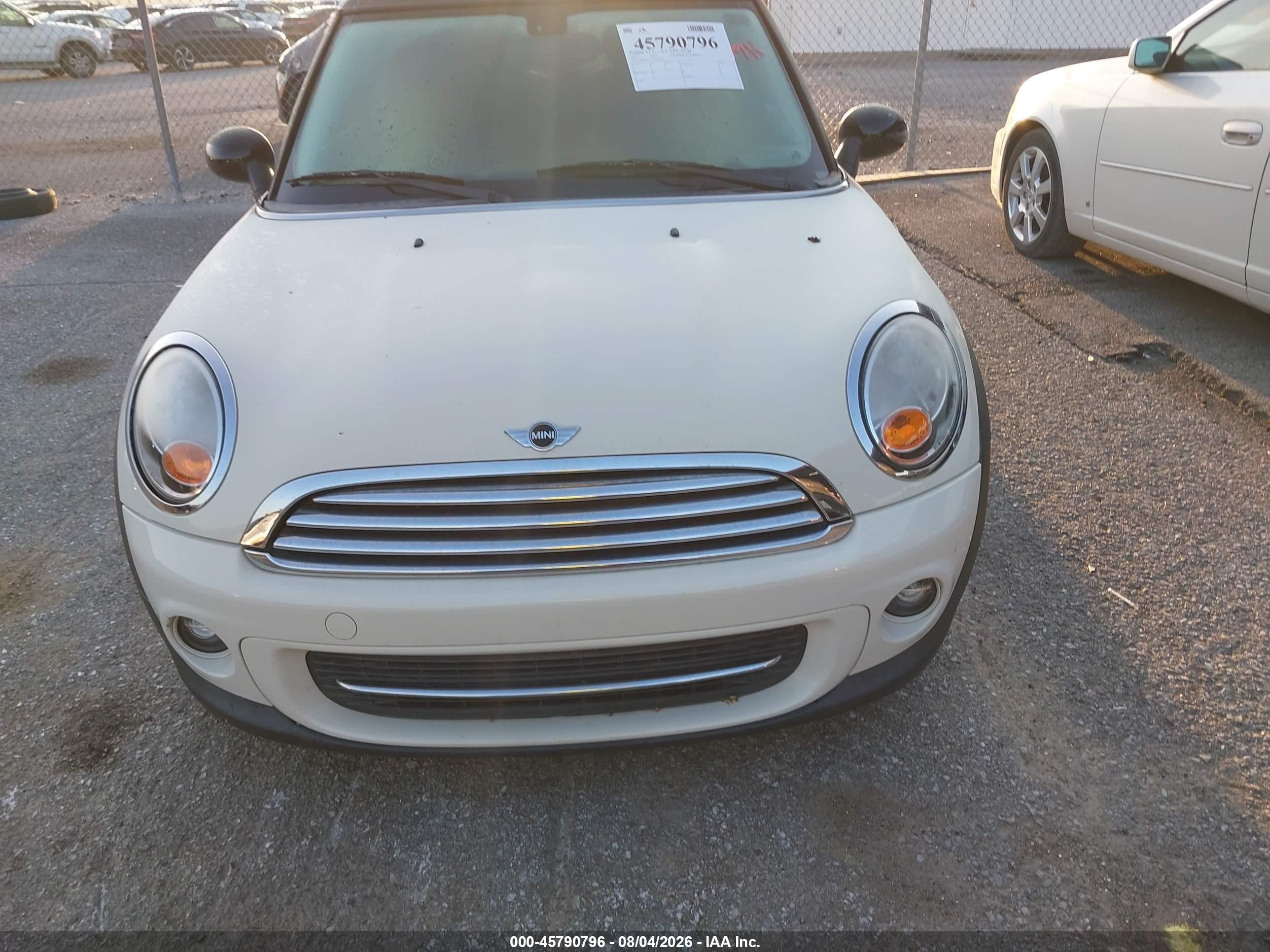 2012 Mini Cooper Clubman   Белый vin: WMWZF3C53CT190021