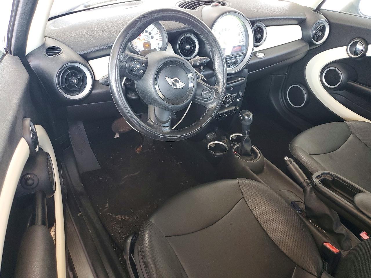 2013 Mini Cooper Clubman White vin: WMWZF3C54DT490412