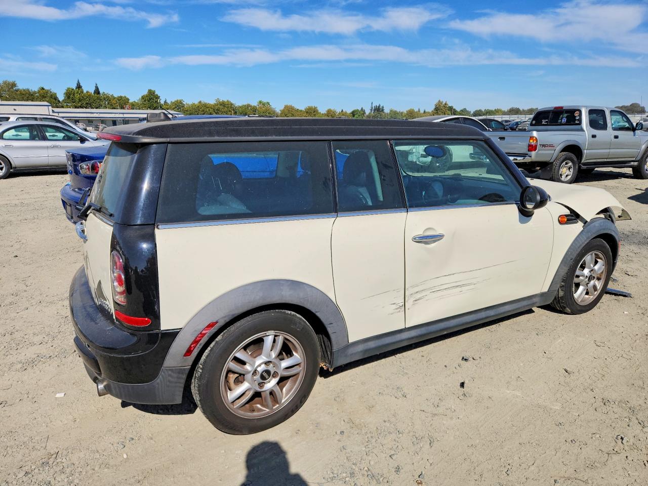 2012 Mini Cooper Clubman White vin: WMWZF3C56CT488997
