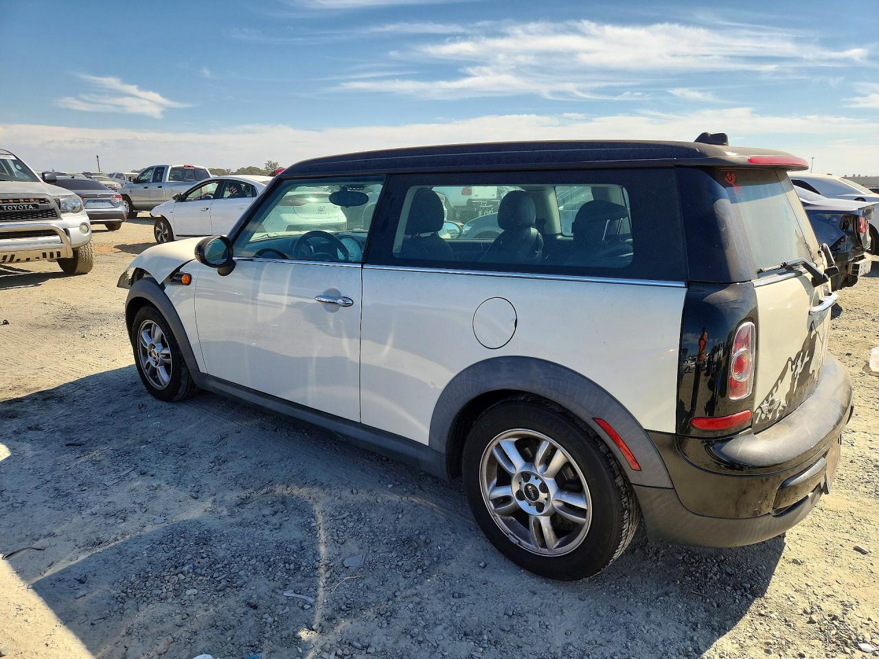 2012 Mini Cooper Clubman White vin: WMWZF3C56CT488997