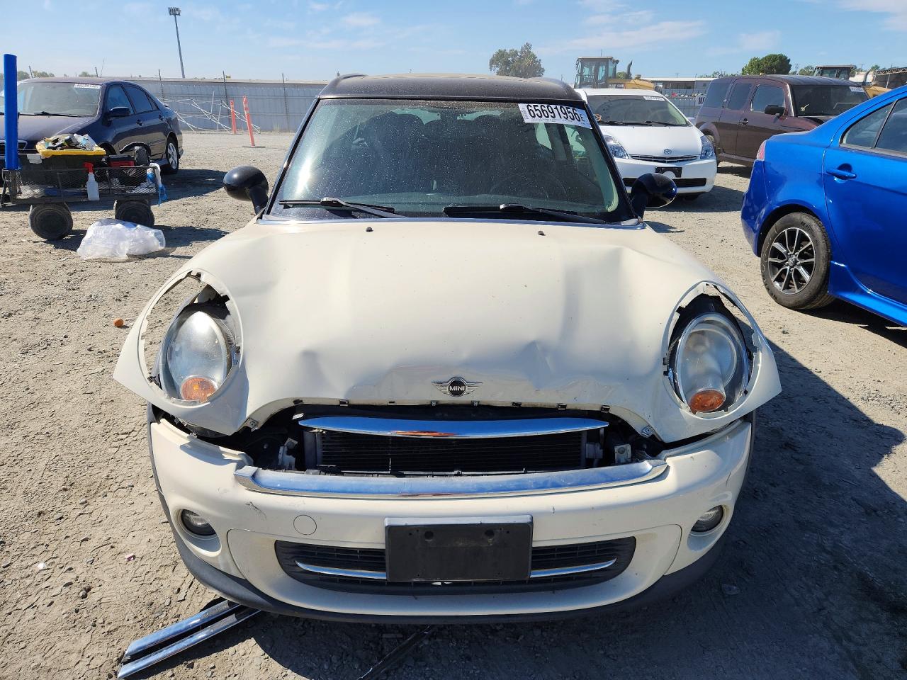 2012 Mini Cooper Clubman White vin: WMWZF3C56CT488997