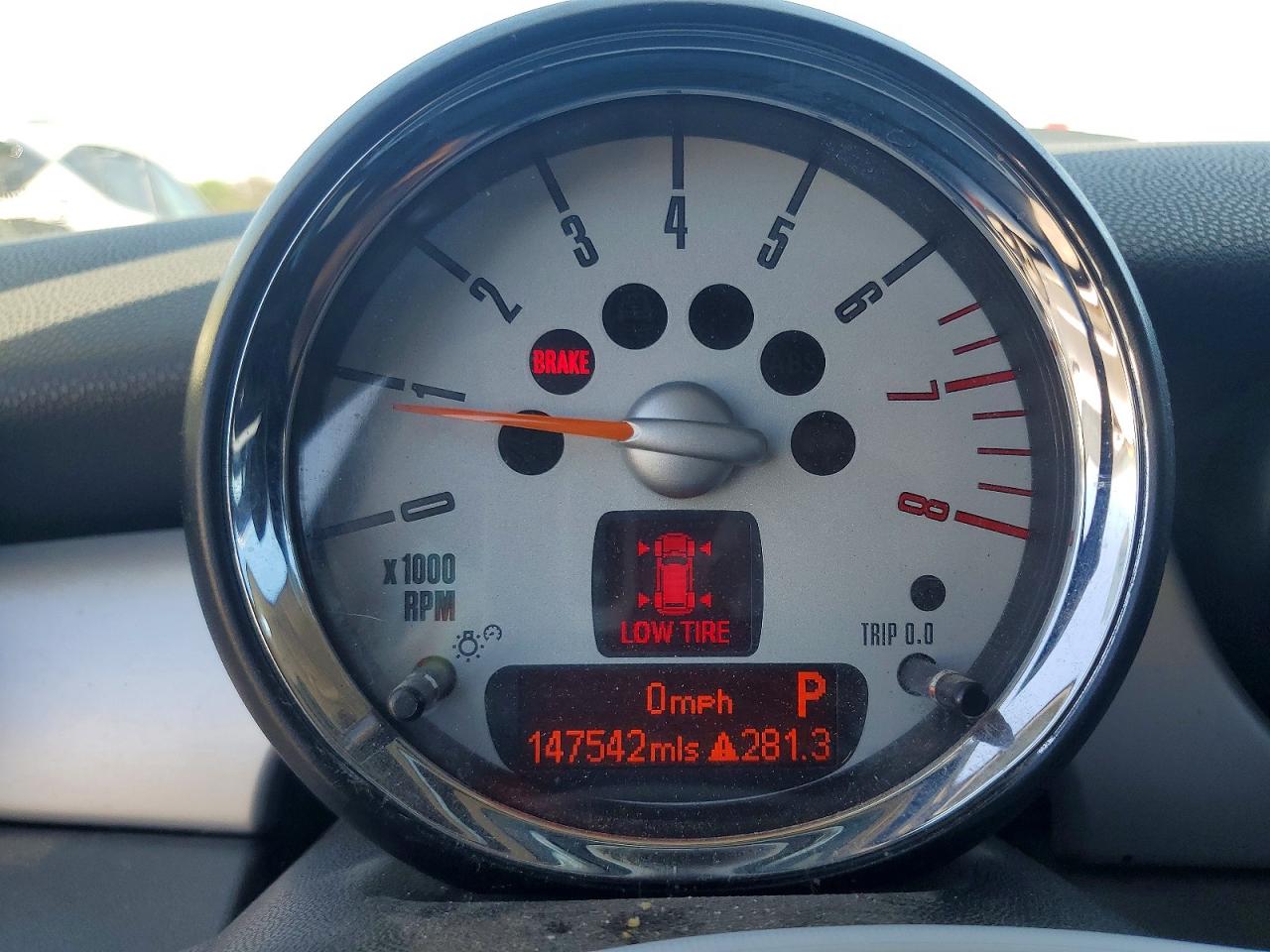 2011 Mini Cooper Clubman Red vin: WMWZF3C57BT187783