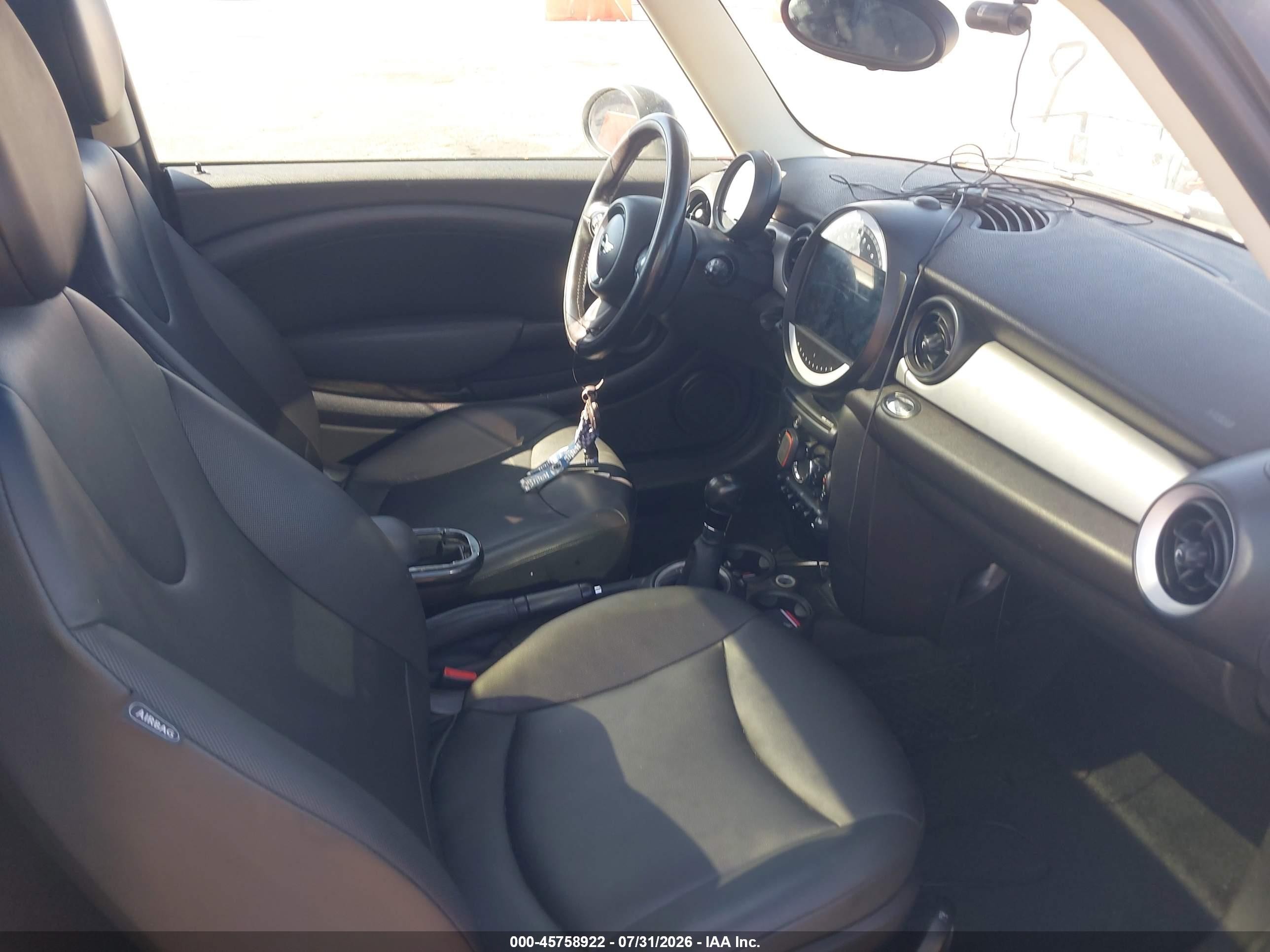 2013 Mini Clubman Cooper White vin: WMWZF3C58DT490199