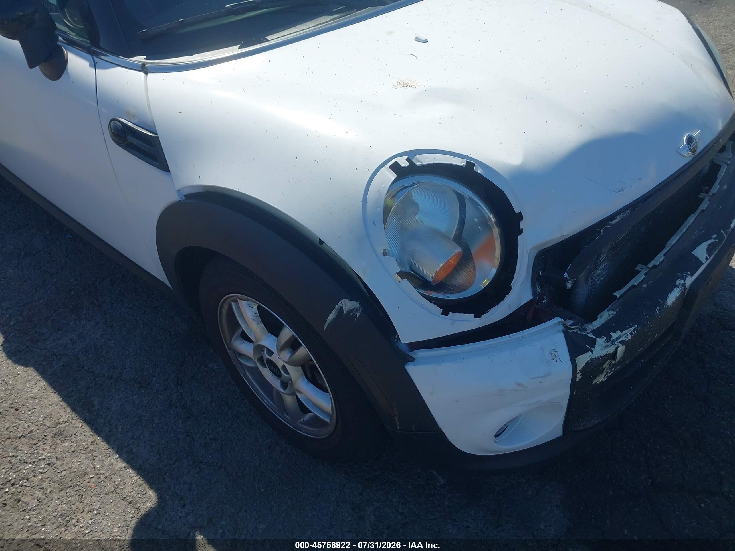 2013 Mini Clubman Cooper White vin: WMWZF3C58DT490199