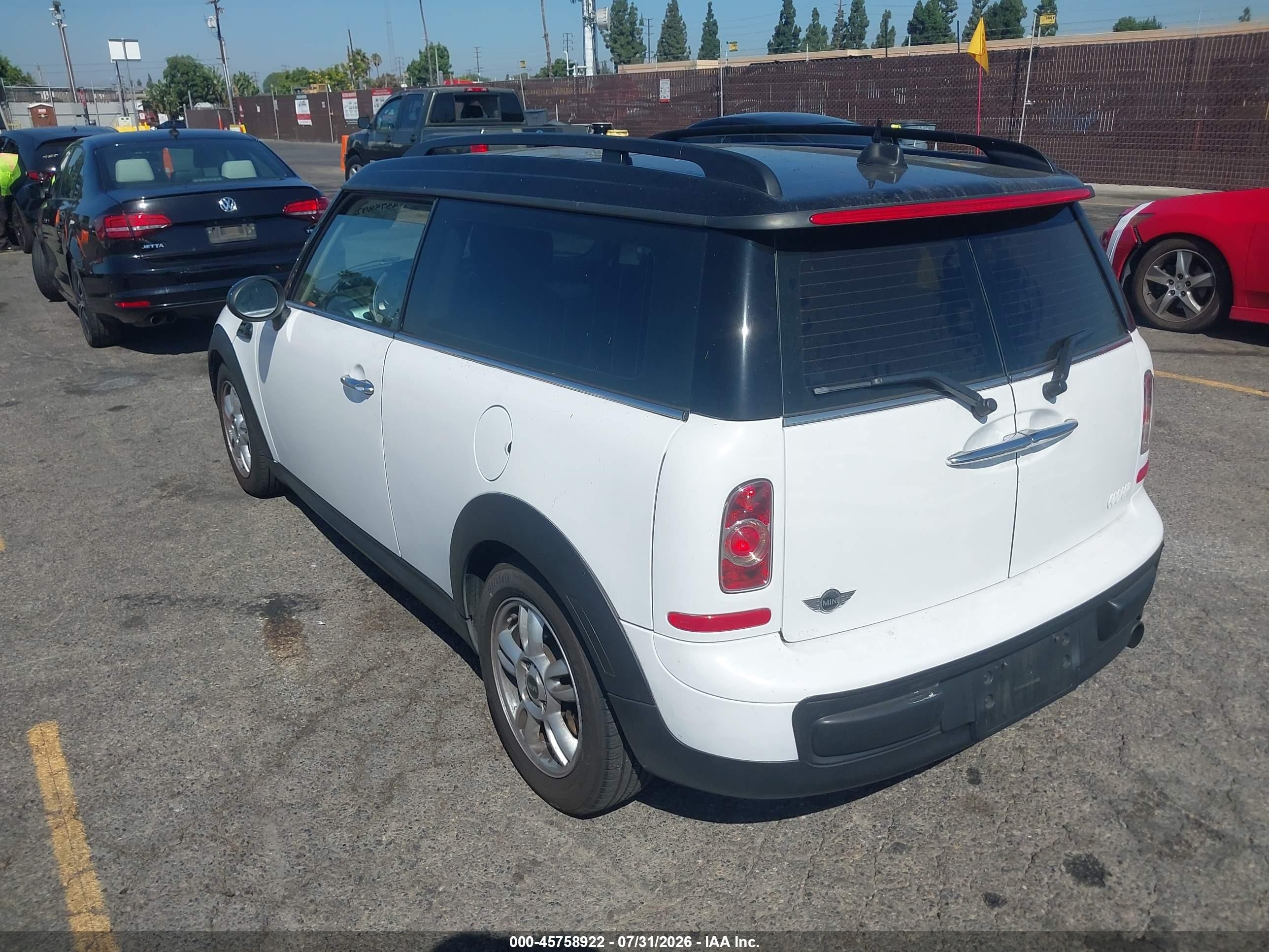 2013 Mini Clubman Cooper White vin: WMWZF3C58DT490199