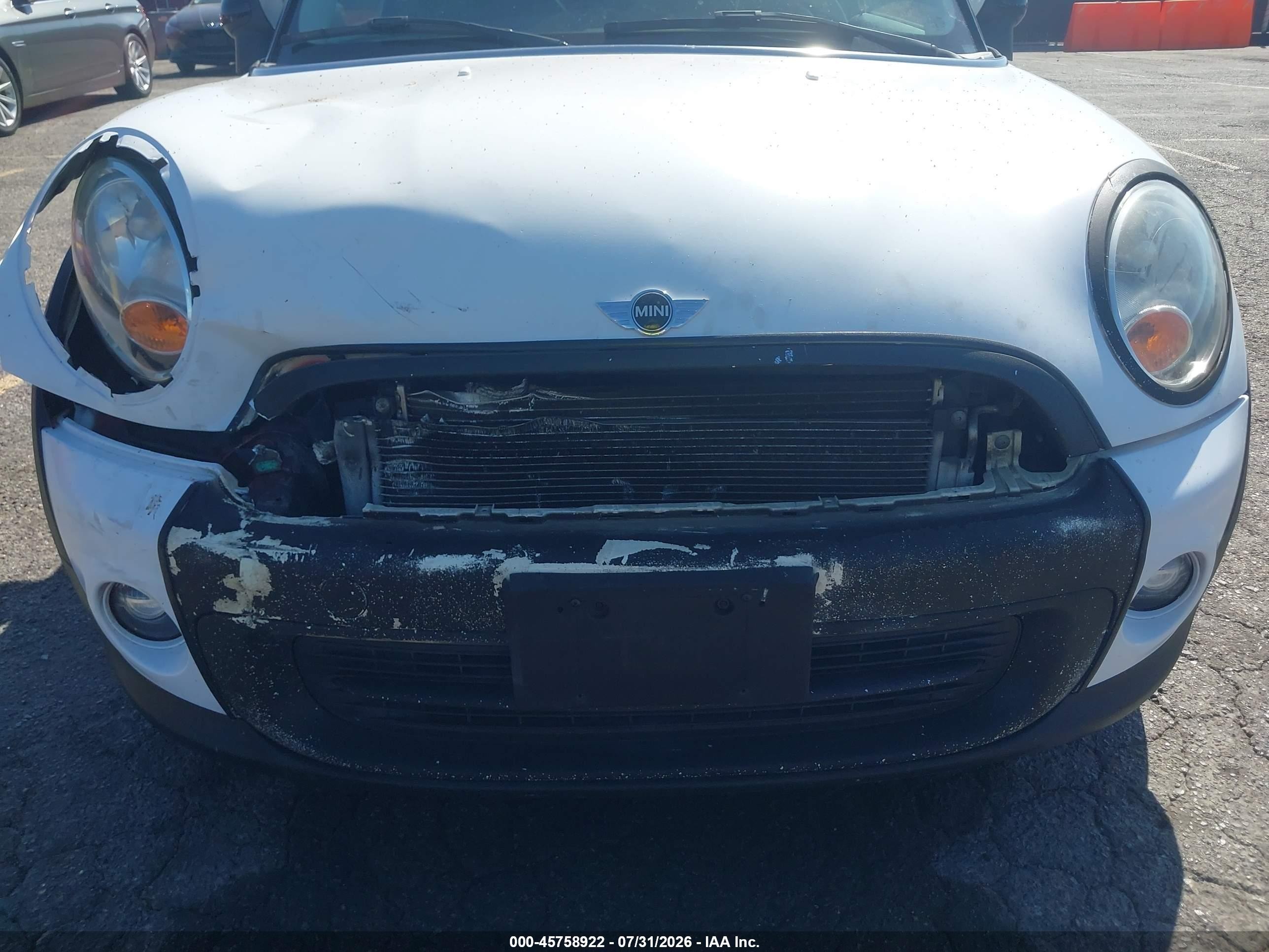 2013 Mini Clubman Cooper White vin: WMWZF3C58DT490199