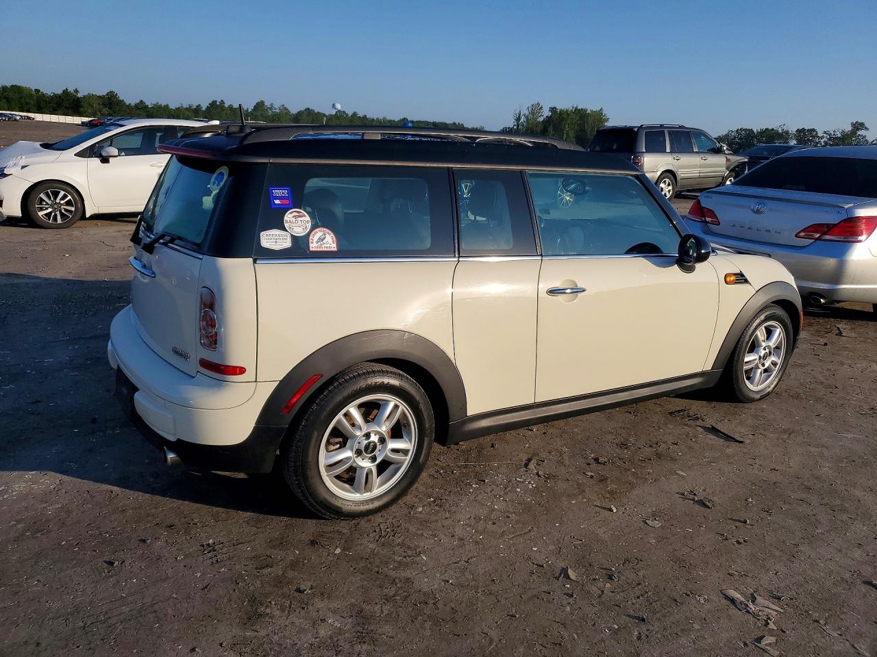 2012 Mini Cooper Clubman White vin: WMWZF3C59CT489027