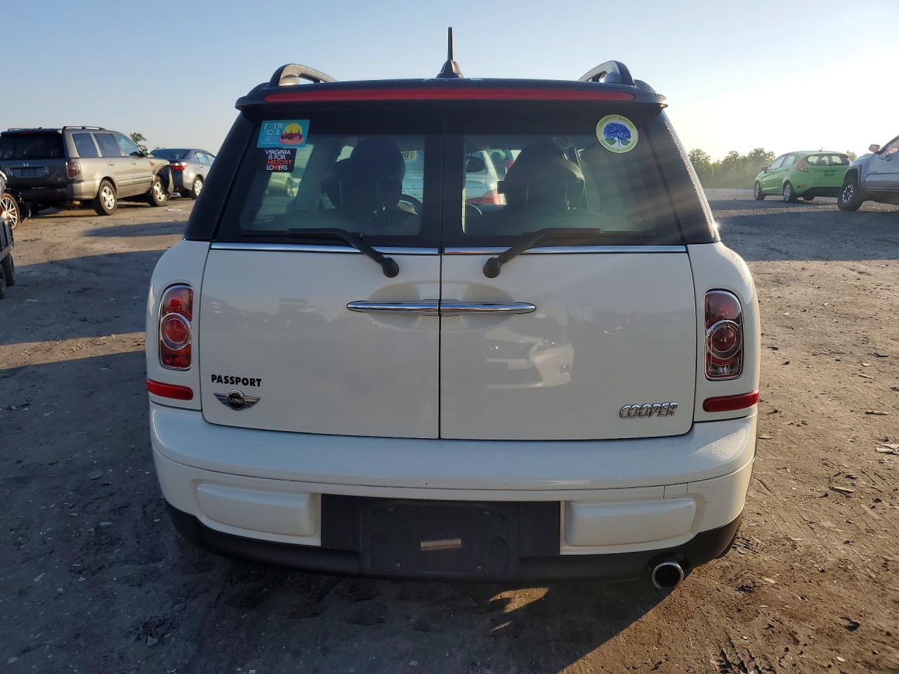 2012 Mini Cooper Clubman White vin: WMWZF3C59CT489027