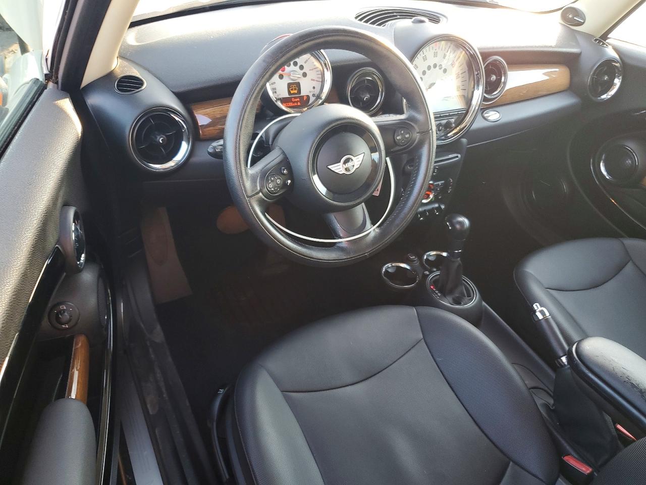 2012 Mini Cooper Clubman White vin: WMWZF3C59CT489027