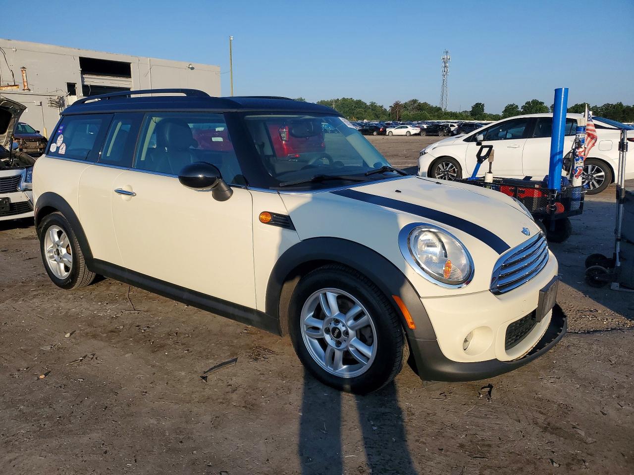 2012 Mini Cooper Clubman White vin: WMWZF3C59CT489027
