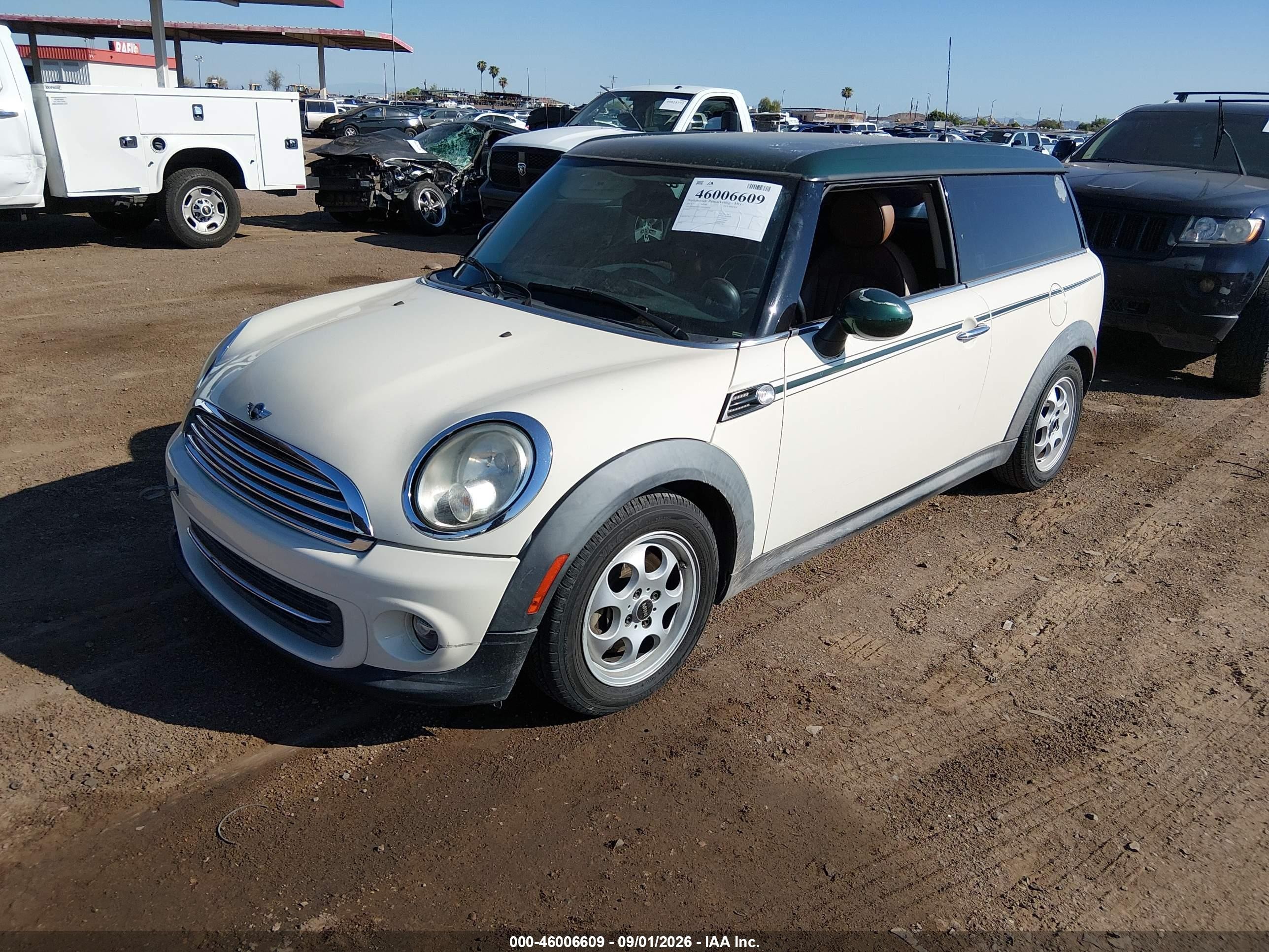 2013 Mini Clubman Cooper White vin: WMWZF3C59DT490356