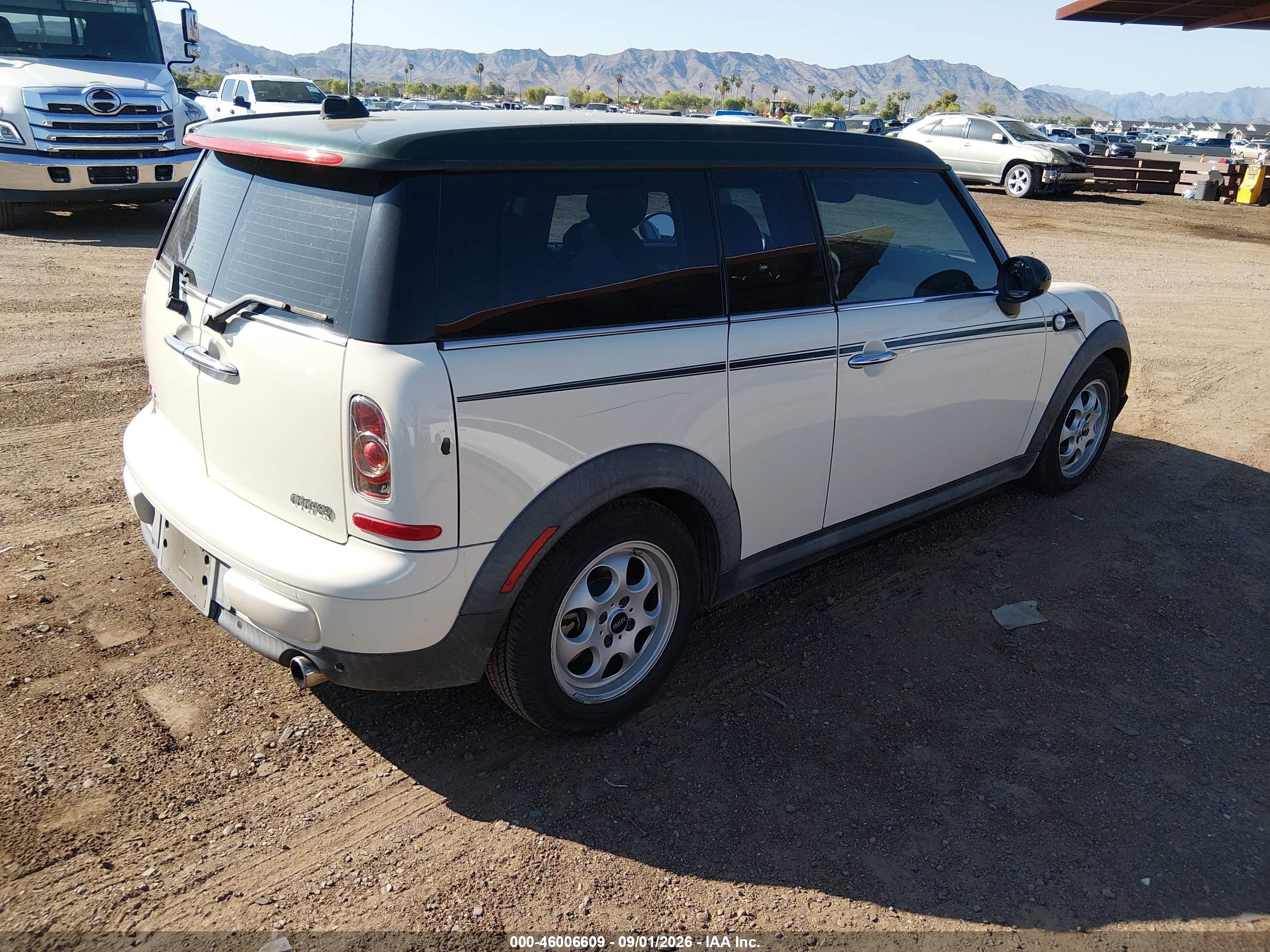 2013 Mini Clubman Cooper White vin: WMWZF3C59DT490356