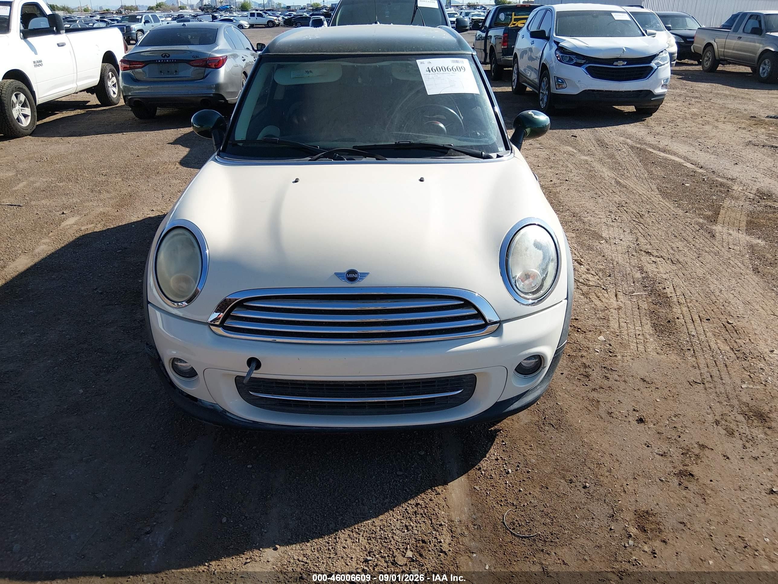 2013 Mini Clubman Cooper White vin: WMWZF3C59DT490356