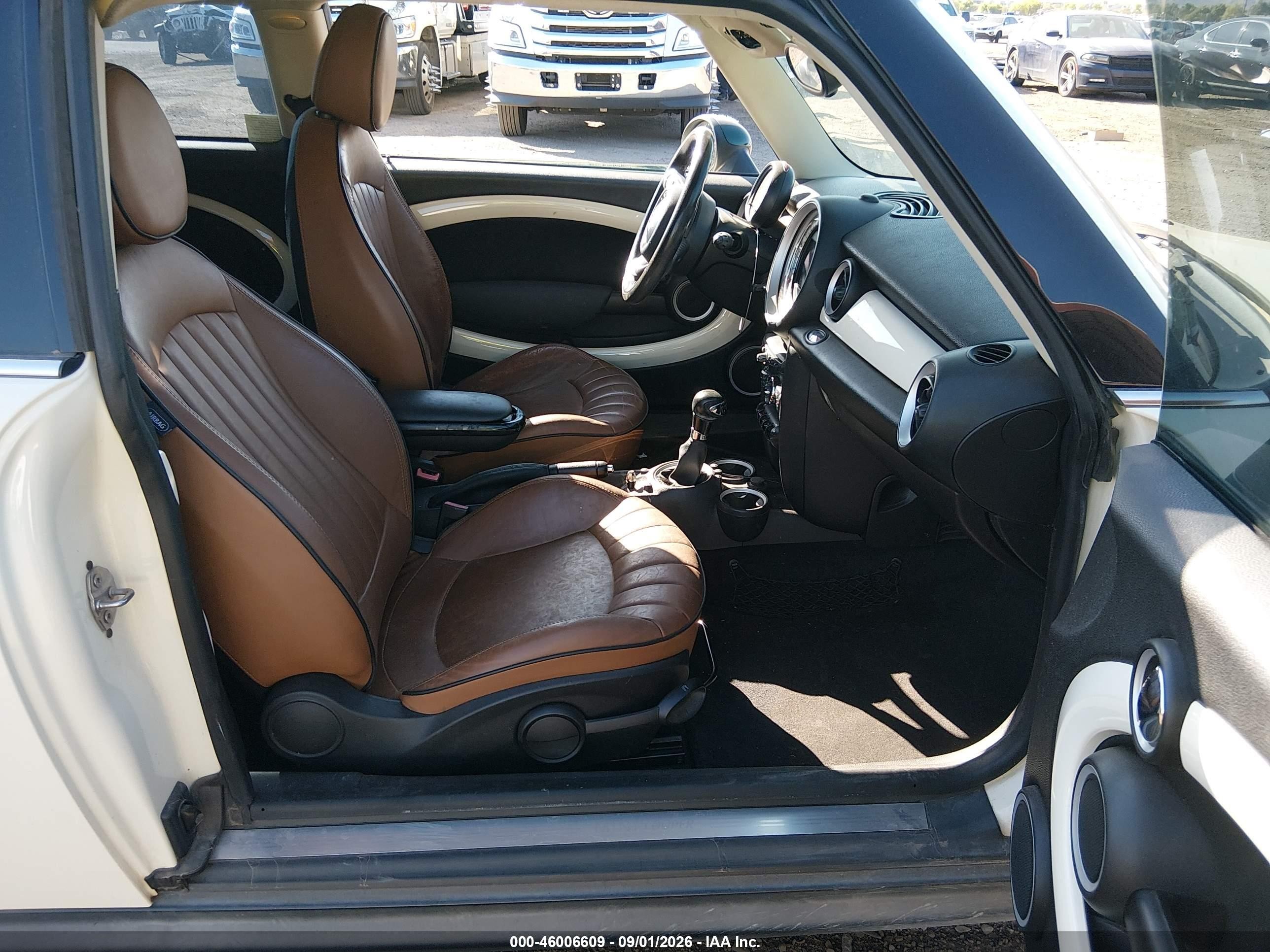 2013 Mini Clubman Cooper White vin: WMWZF3C59DT490356