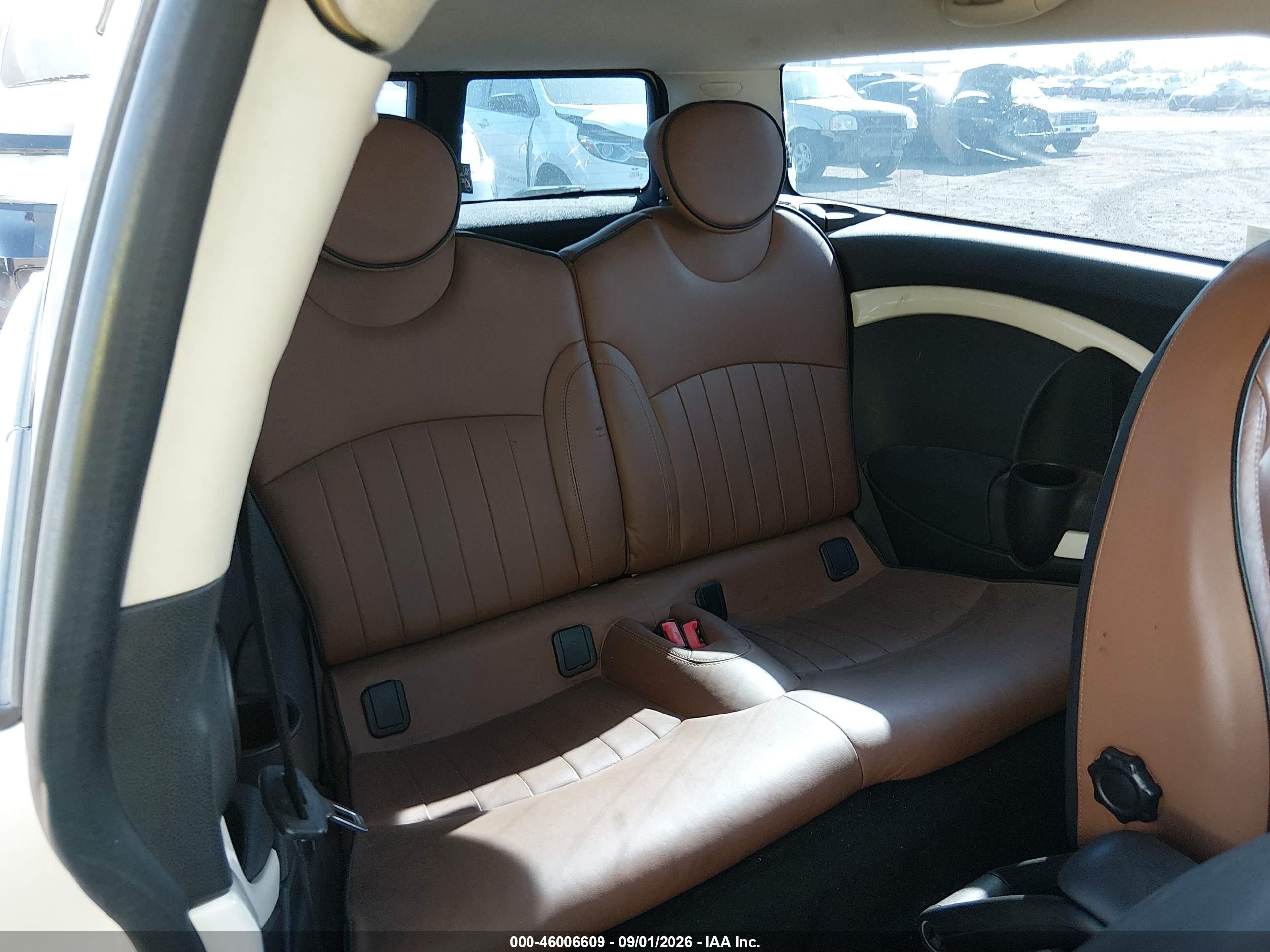 2013 Mini Clubman Cooper White vin: WMWZF3C59DT490356