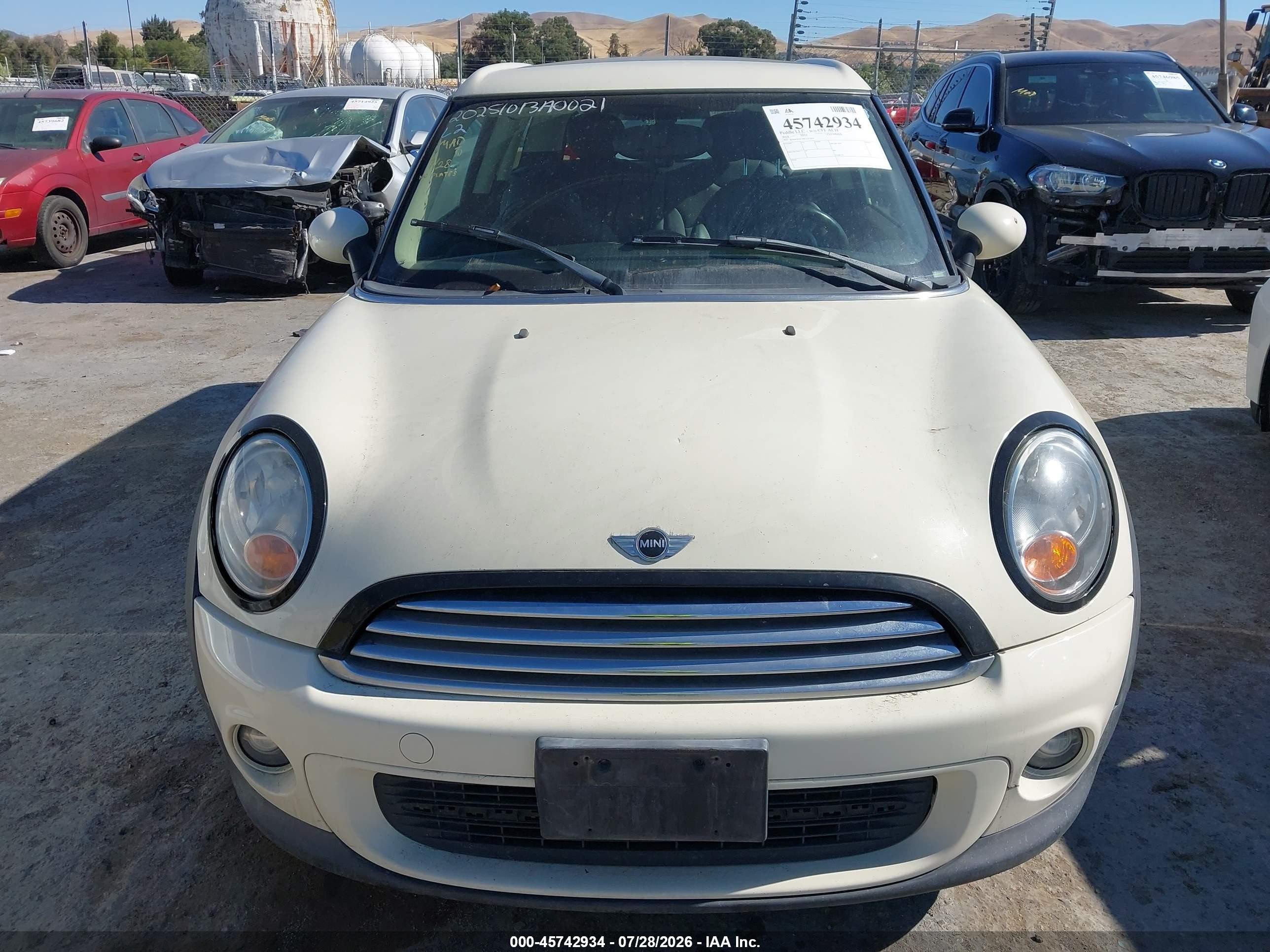 2014 Mini Clubman Cooper Cream vin: WMWZF3C59ET571410
