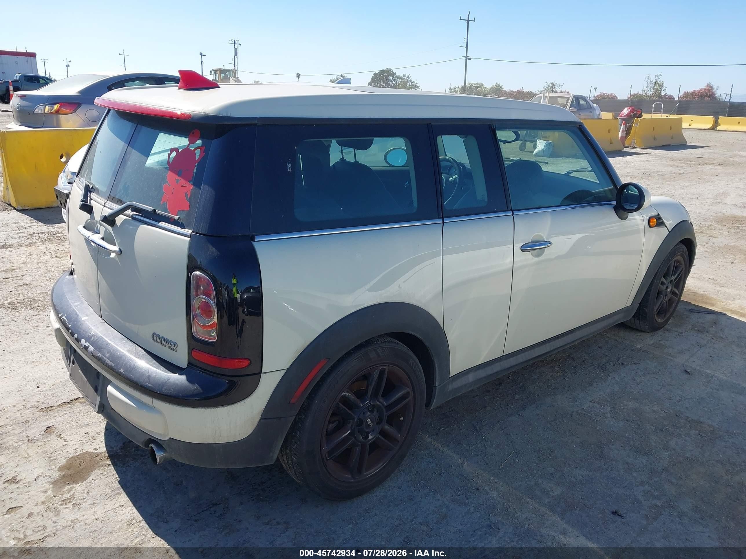 2014 Mini Clubman Cooper Cream vin: WMWZF3C59ET571410