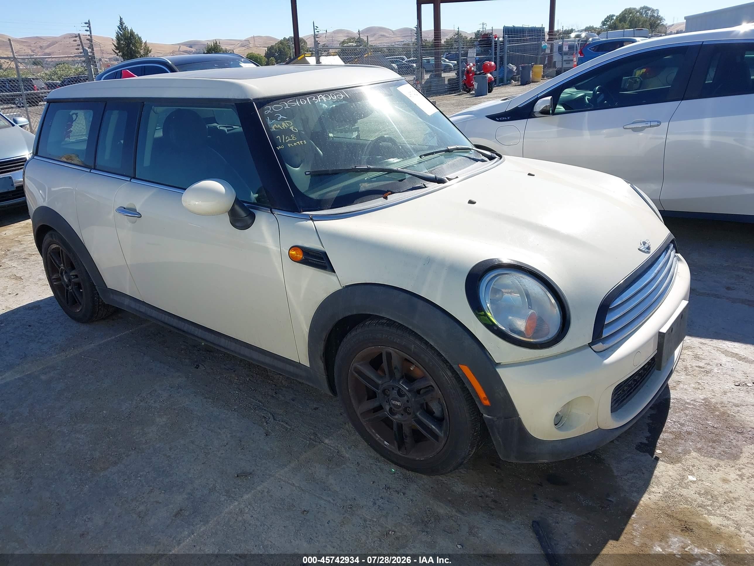 2014 Mini Clubman Cooper Cream vin: WMWZF3C59ET571410