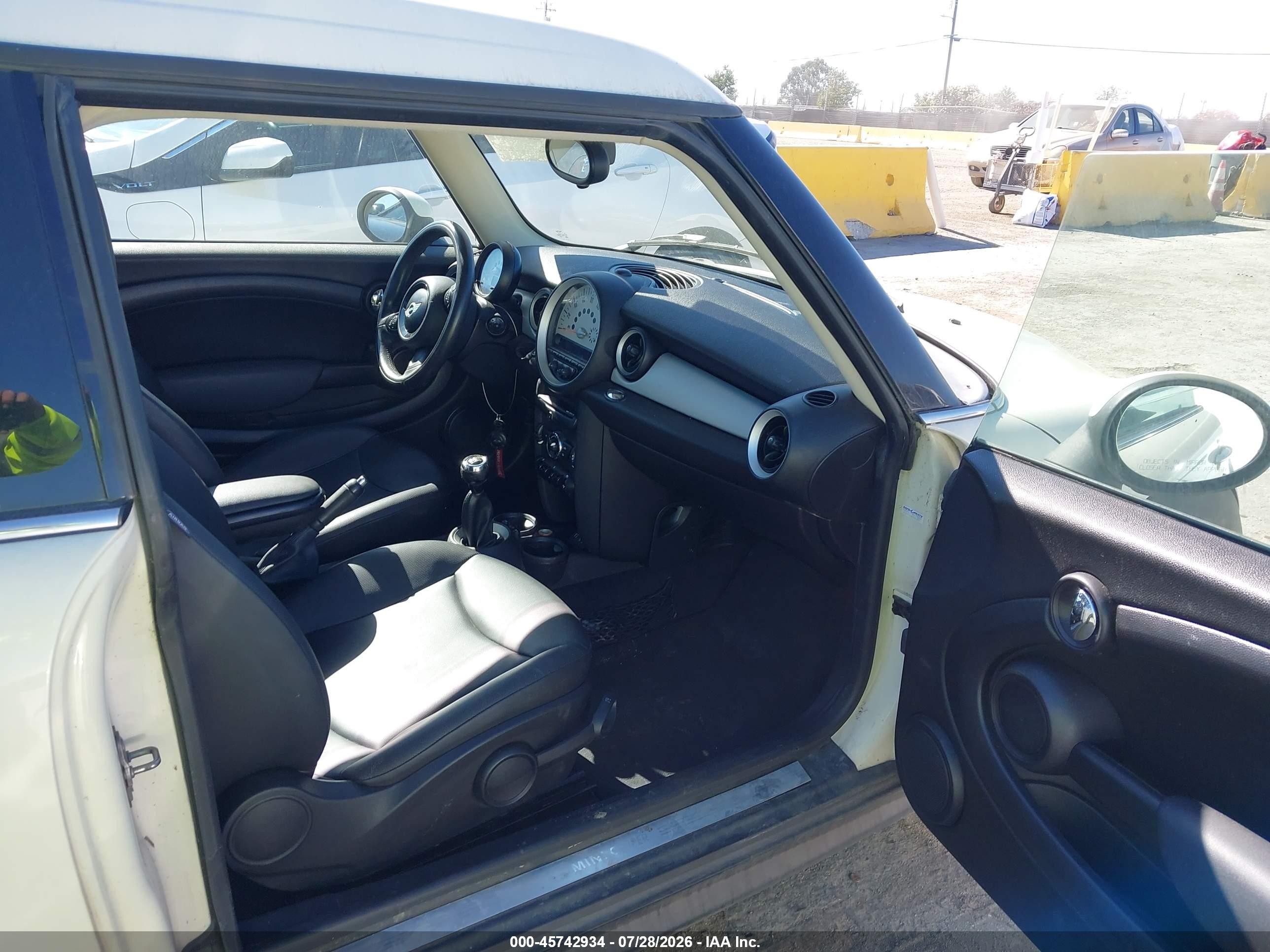 2014 Mini Clubman Cooper Cream vin: WMWZF3C59ET571410