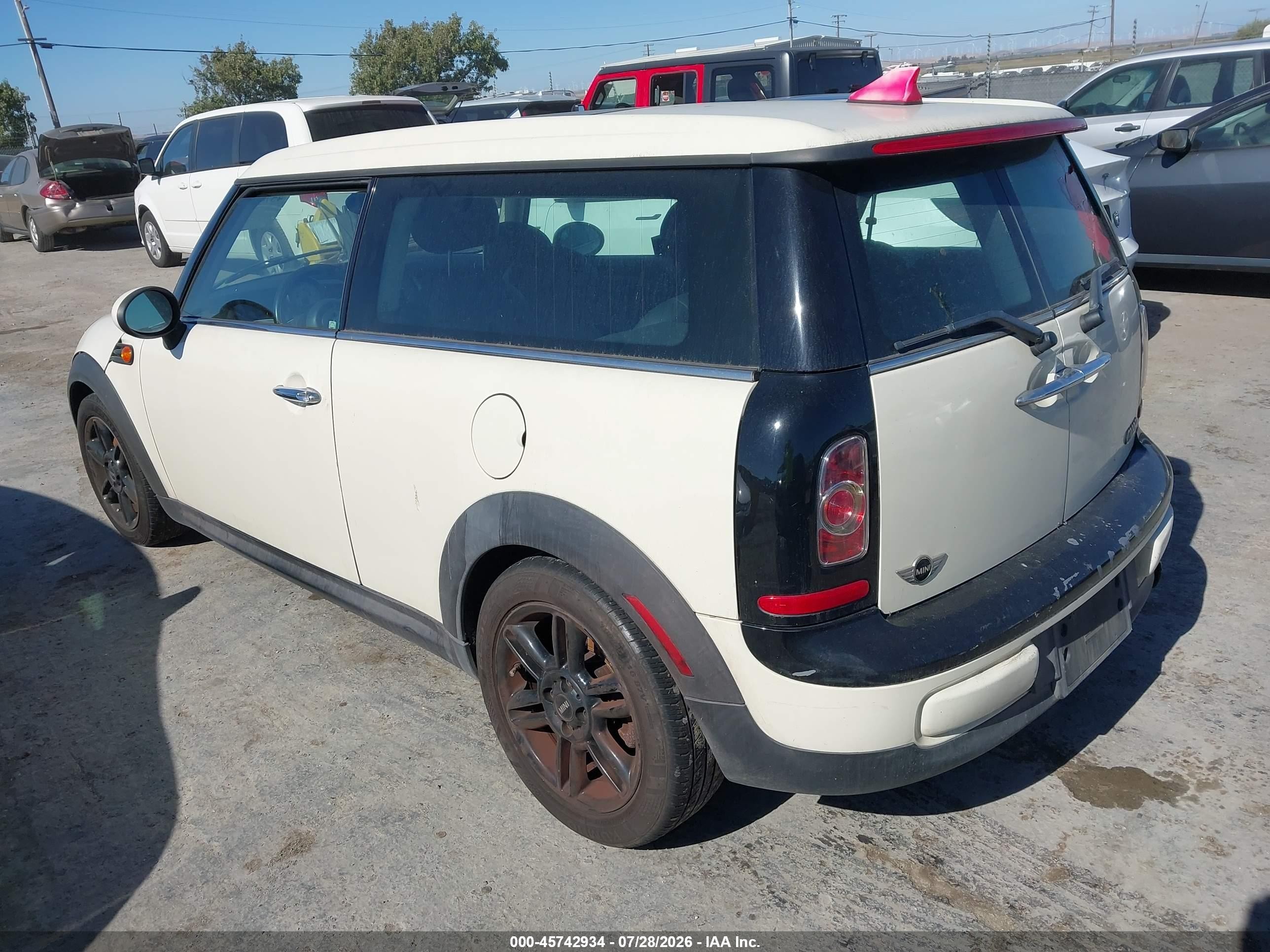 2014 Mini Clubman Cooper Cream vin: WMWZF3C59ET571410