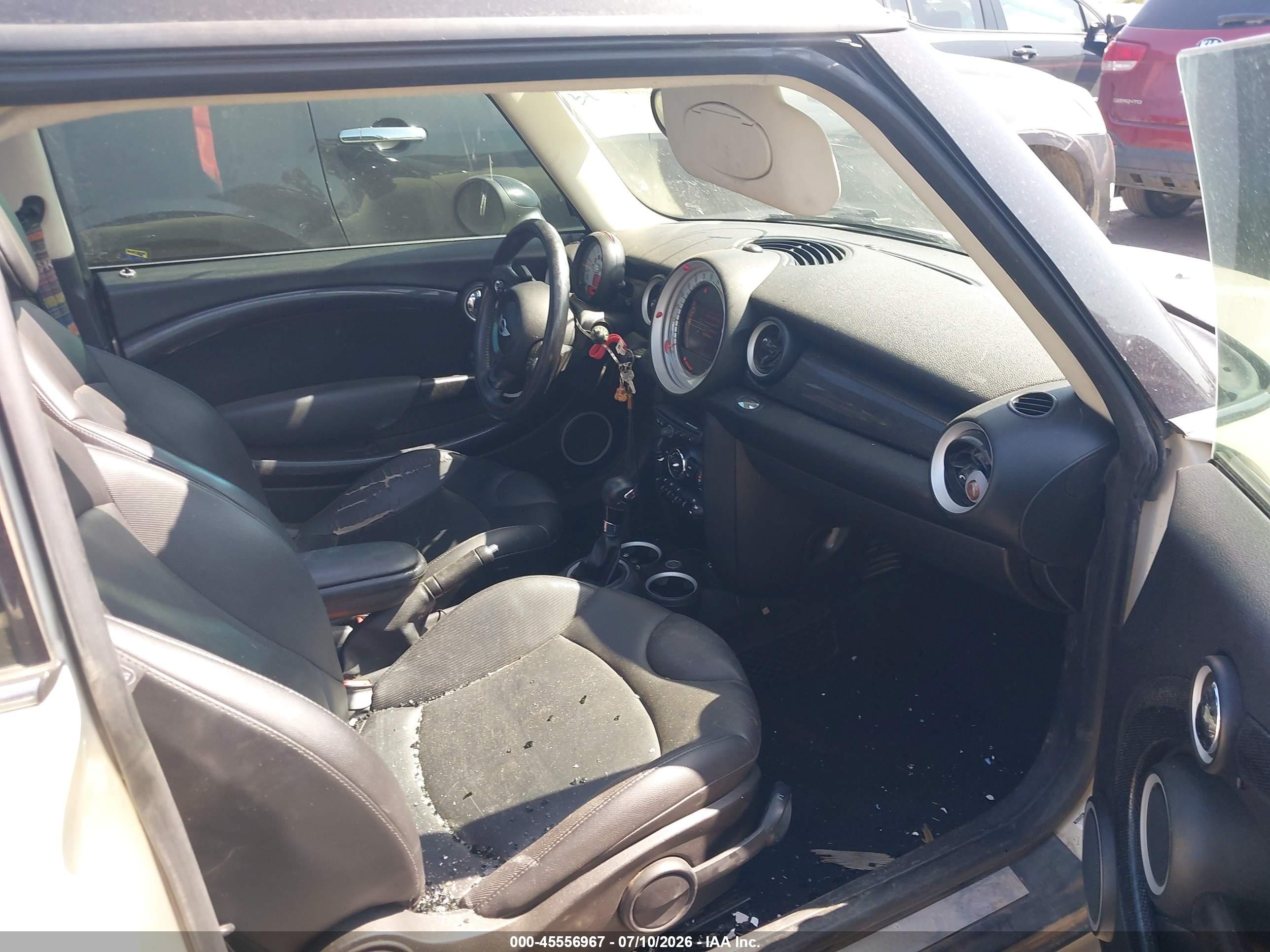 2013 Mini Clubman Cooper S Cream vin: WMWZG3C55DTY39770