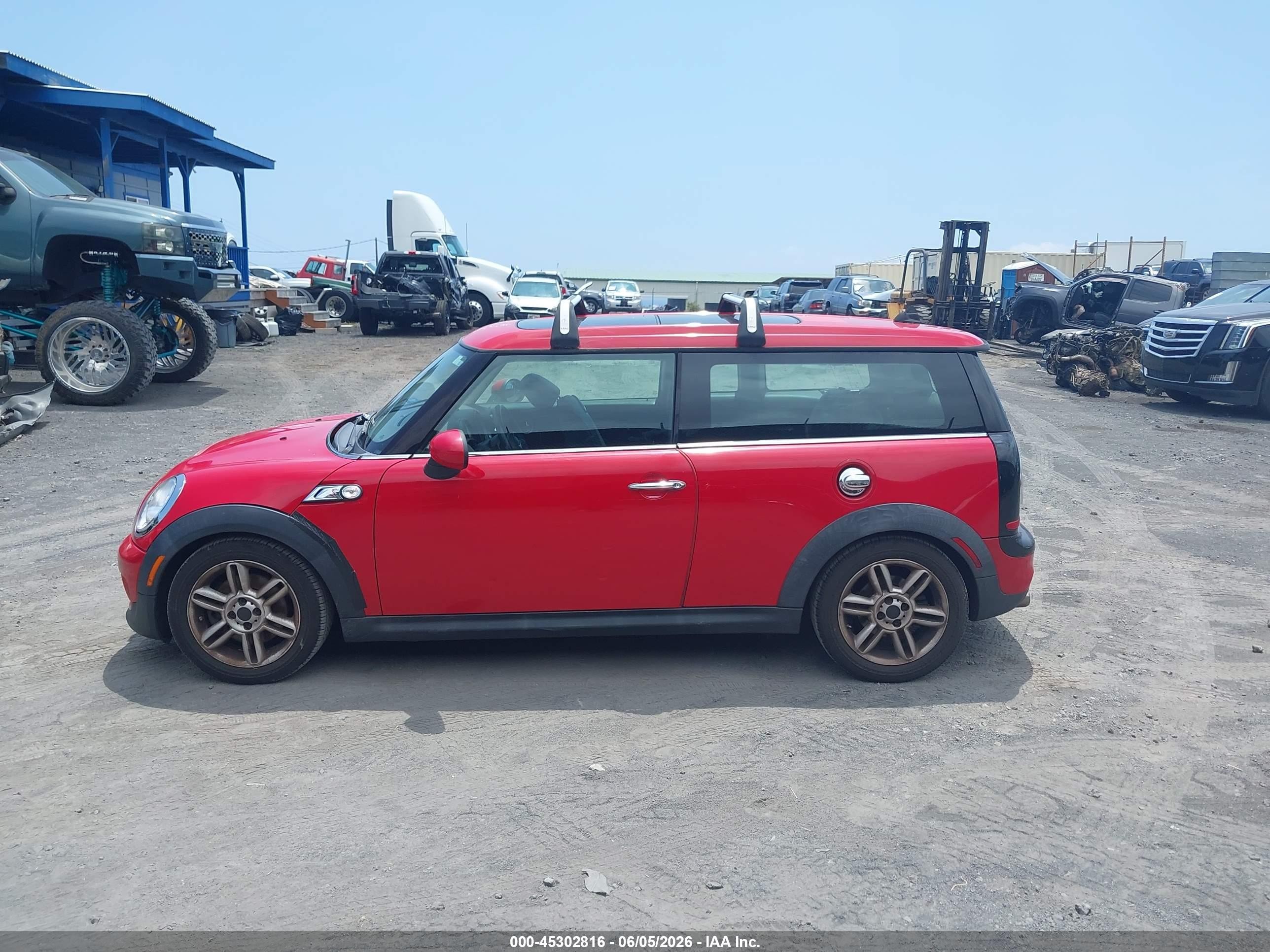 2011 Mini Cooper S Clubman   Red vin: WMWZG3C56BTY35837