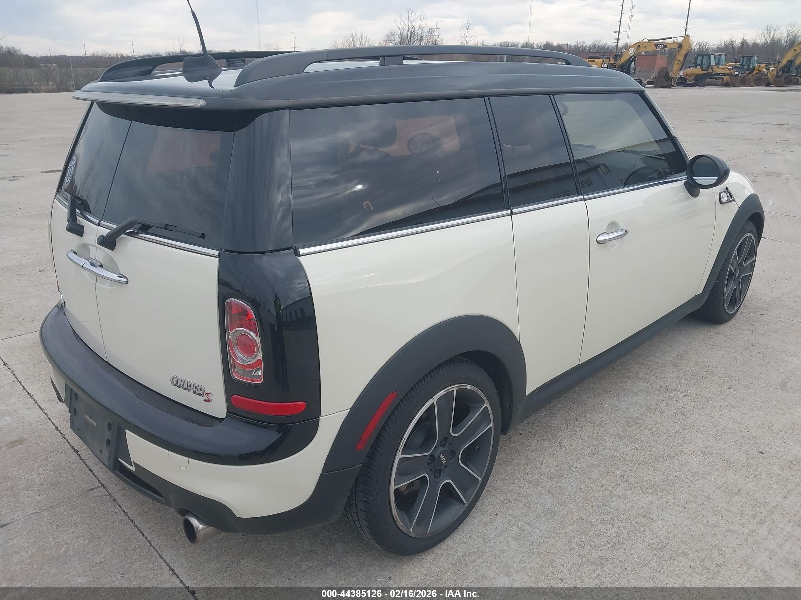 2011 Mini Cooper S Clubman   Cream vin: WMWZG3C5XBTY37123