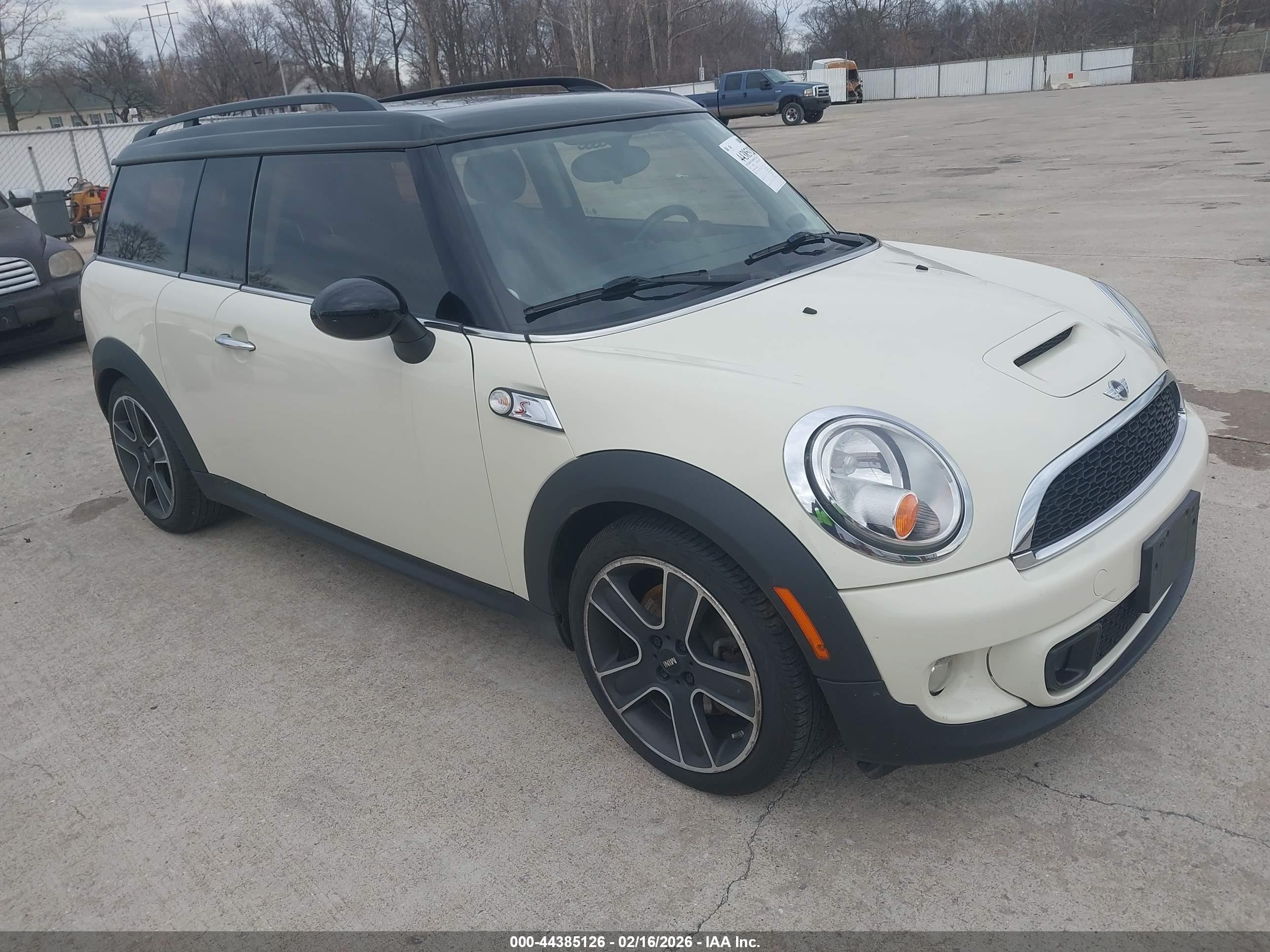 2011 Mini Cooper S Clubman   Cream vin: WMWZG3C5XBTY37123