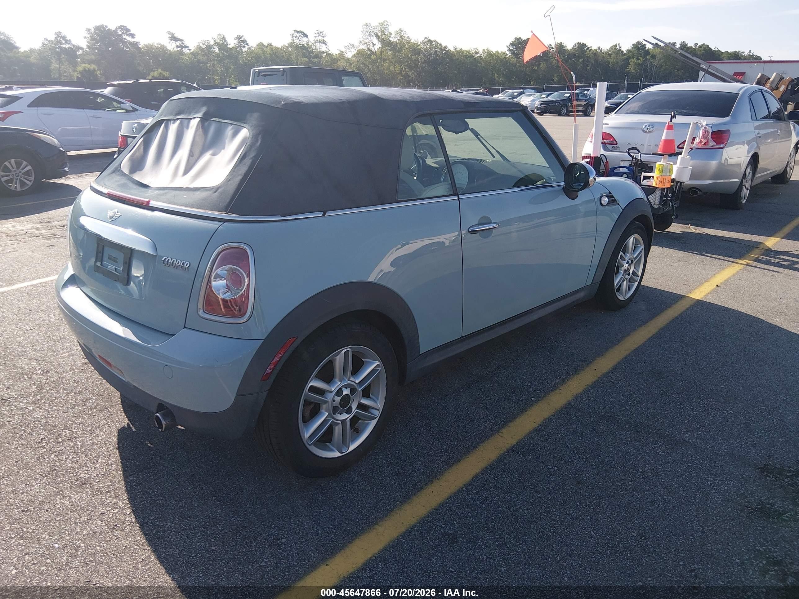2013 Mini Convertible Cooper Blue vin: WMWZN3C50DT568123
