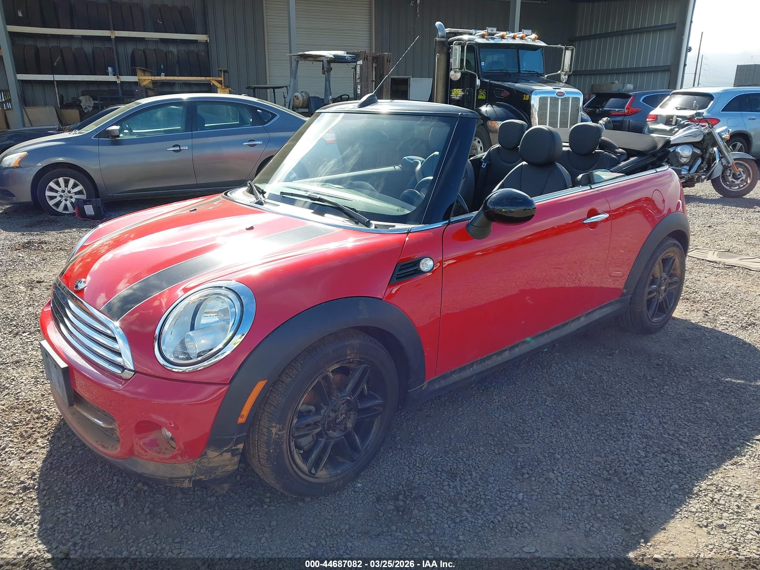 2013 Mini Convertible Cooper Red vin: WMWZN3C50DT568672