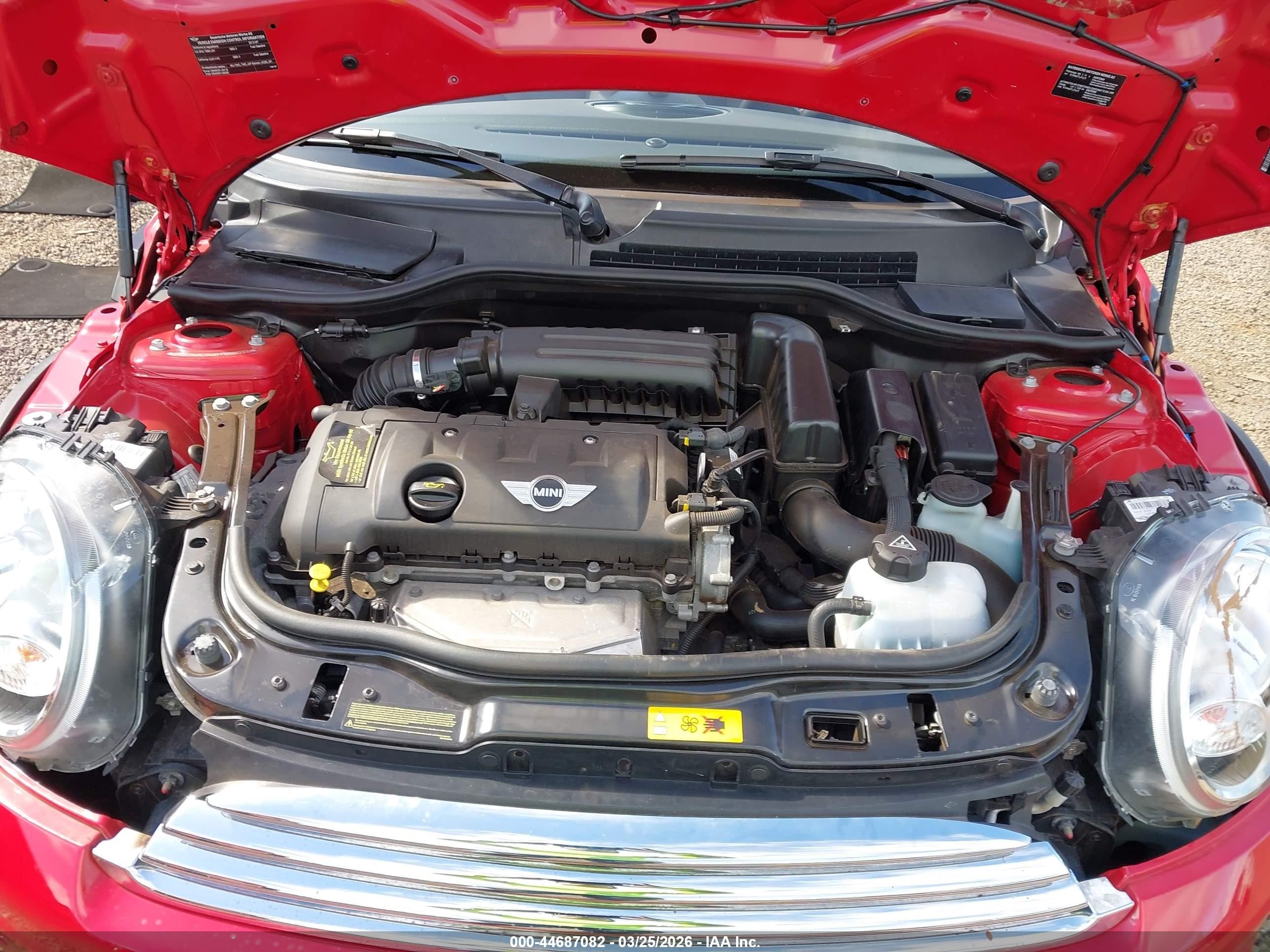 2013 Mini Convertible Cooper Red vin: WMWZN3C50DT568672