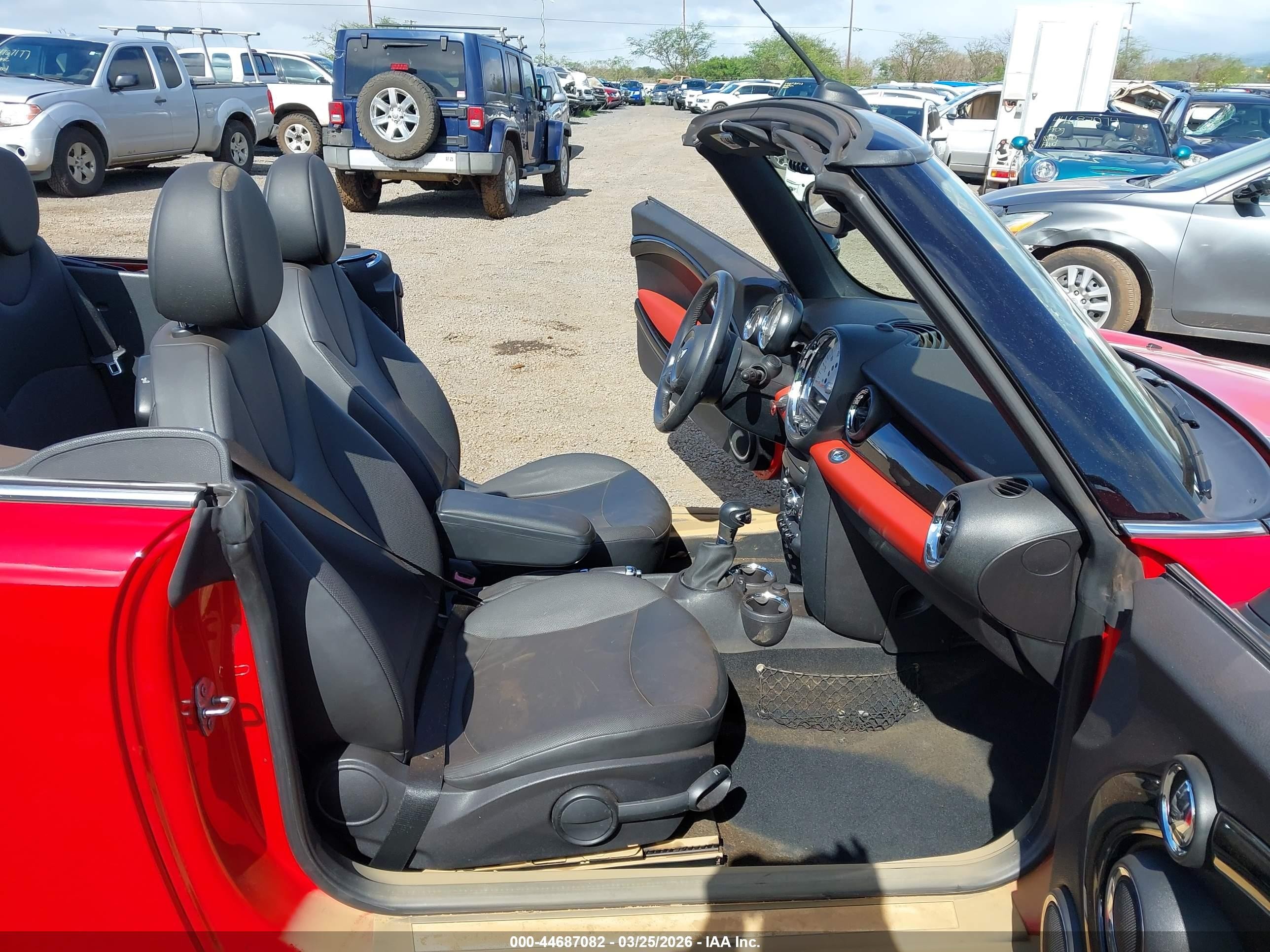 2013 Mini Convertible Cooper Red vin: WMWZN3C50DT568672