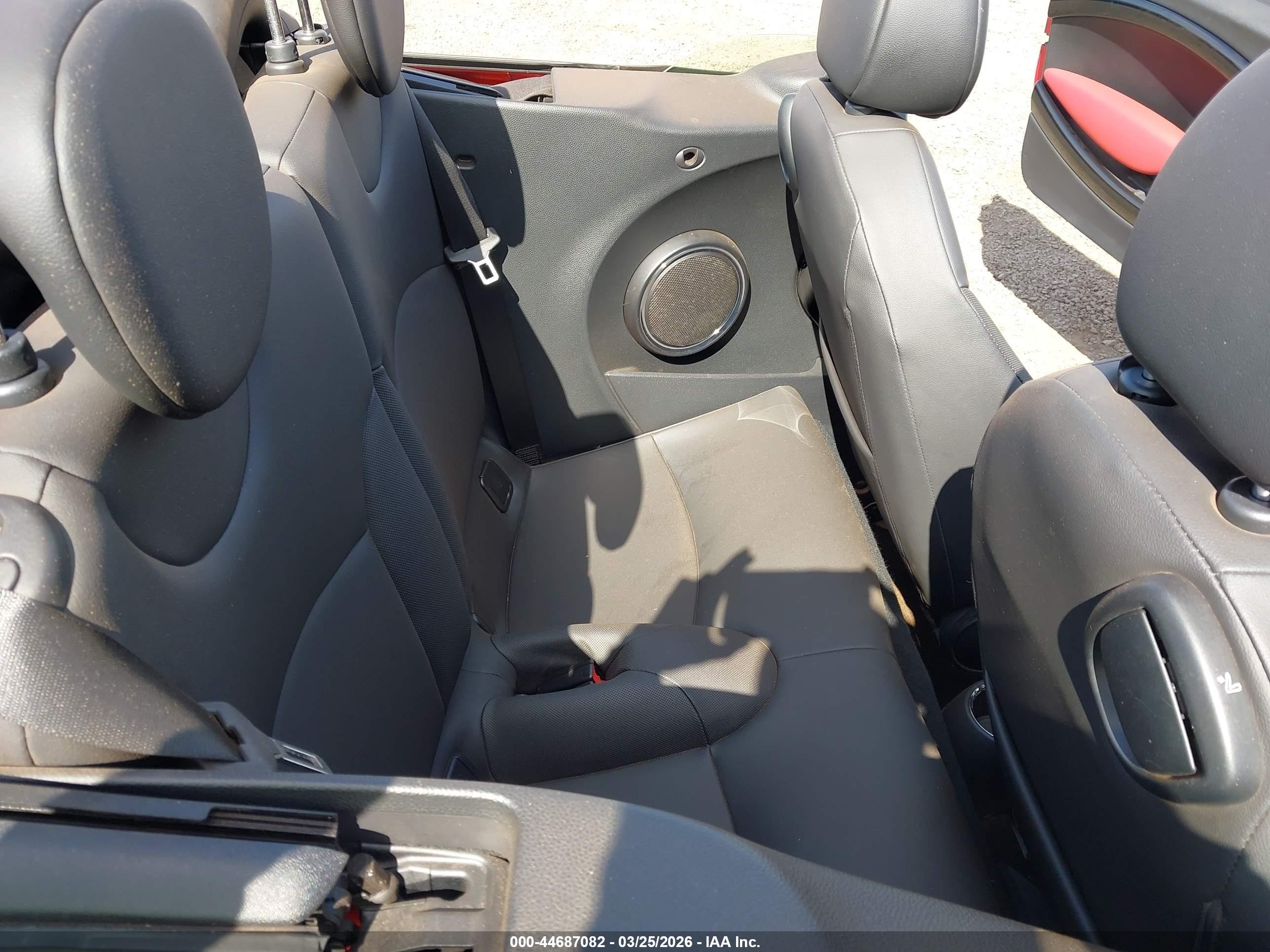 2013 Mini Convertible Cooper Red vin: WMWZN3C50DT568672