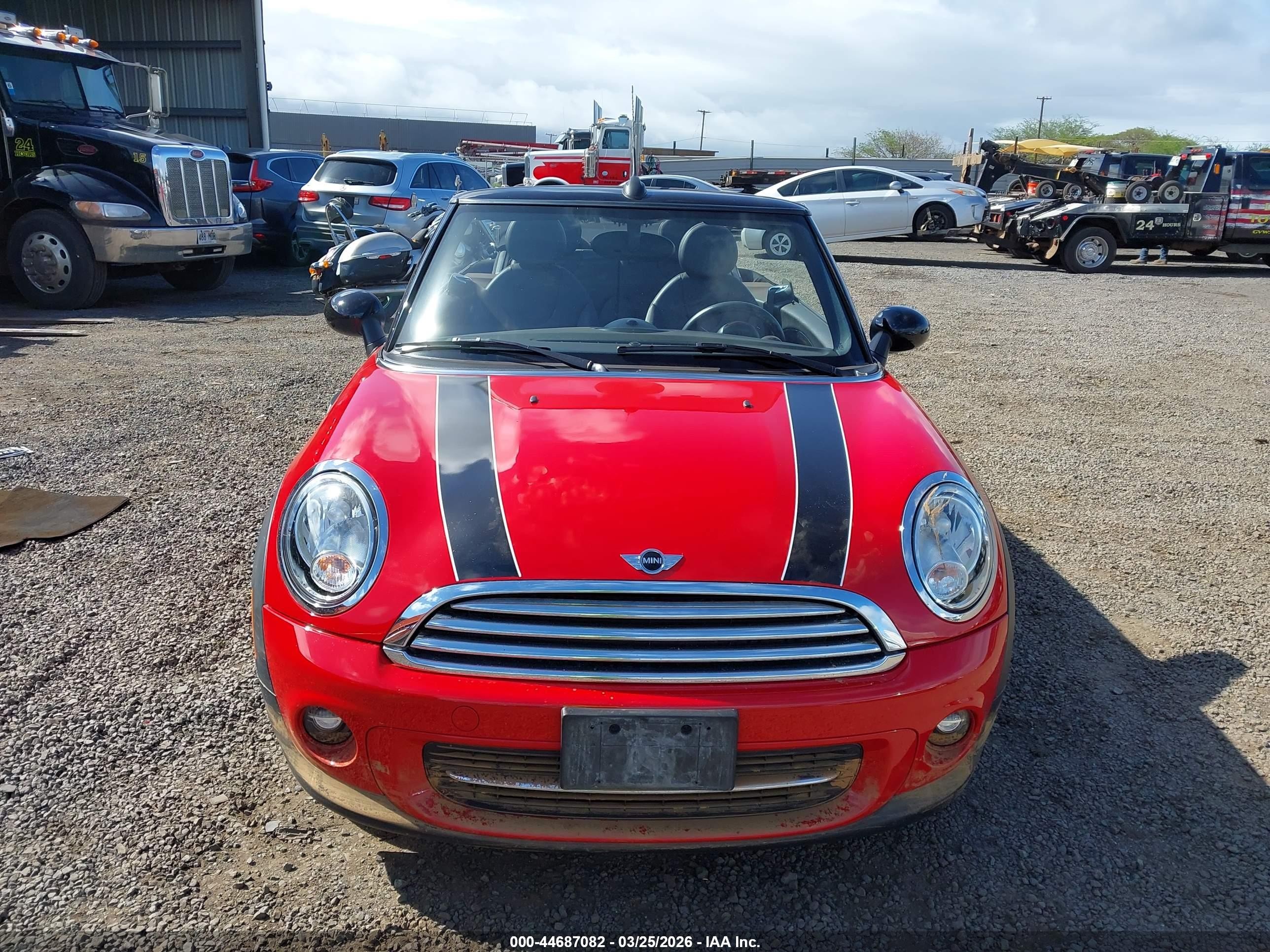 2013 Mini Convertible Cooper Red vin: WMWZN3C50DT568672
