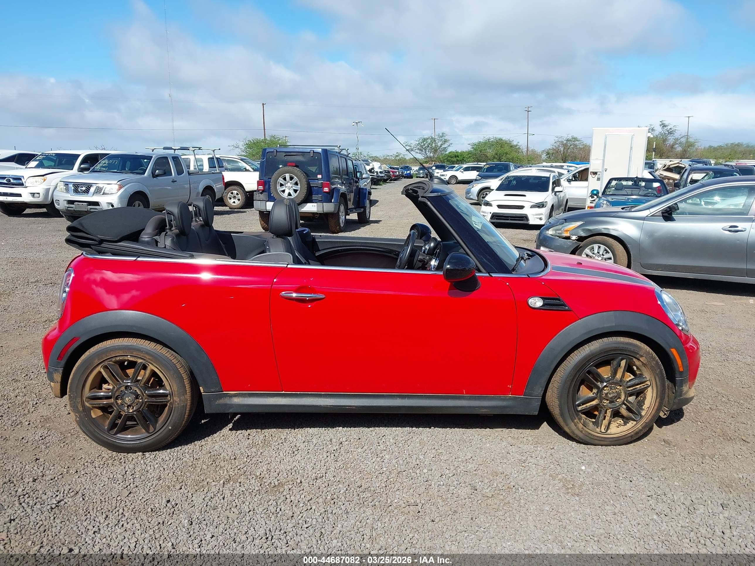 2013 Mini Convertible Cooper Red vin: WMWZN3C50DT568672