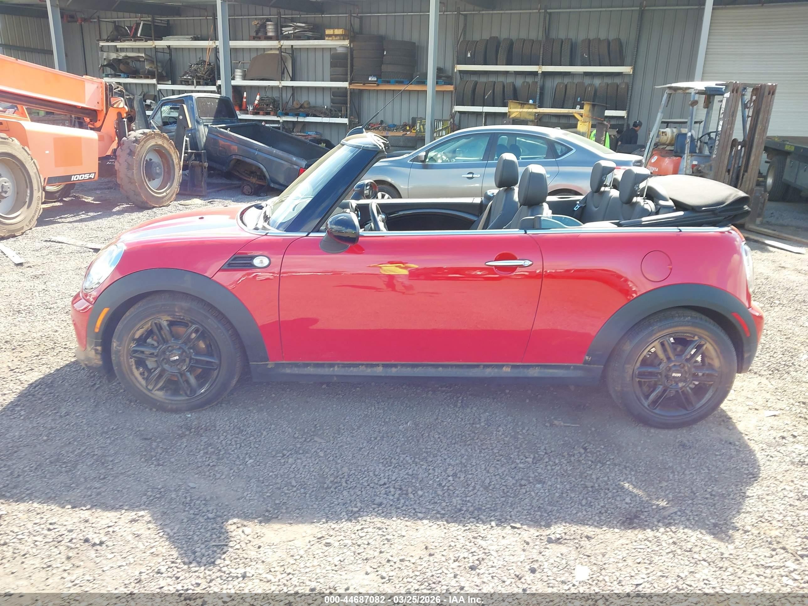 2013 Mini Convertible Cooper Red vin: WMWZN3C50DT568672