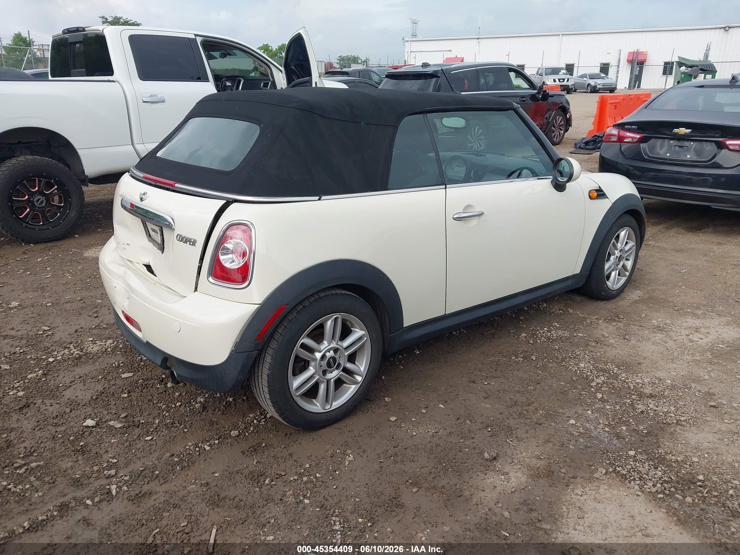 2013 Mini Convertible Cooper White vin: WMWZN3C50DT569224