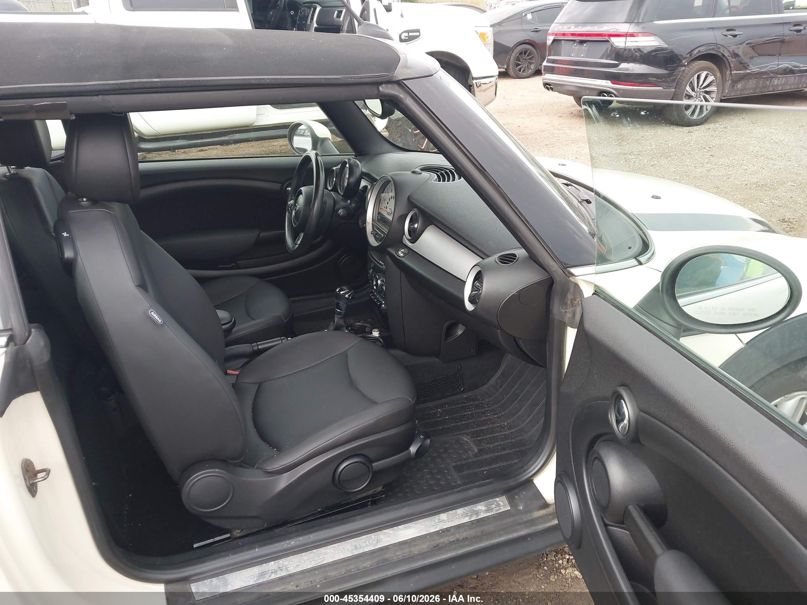 2013 Mini Convertible Cooper White vin: WMWZN3C50DT569224