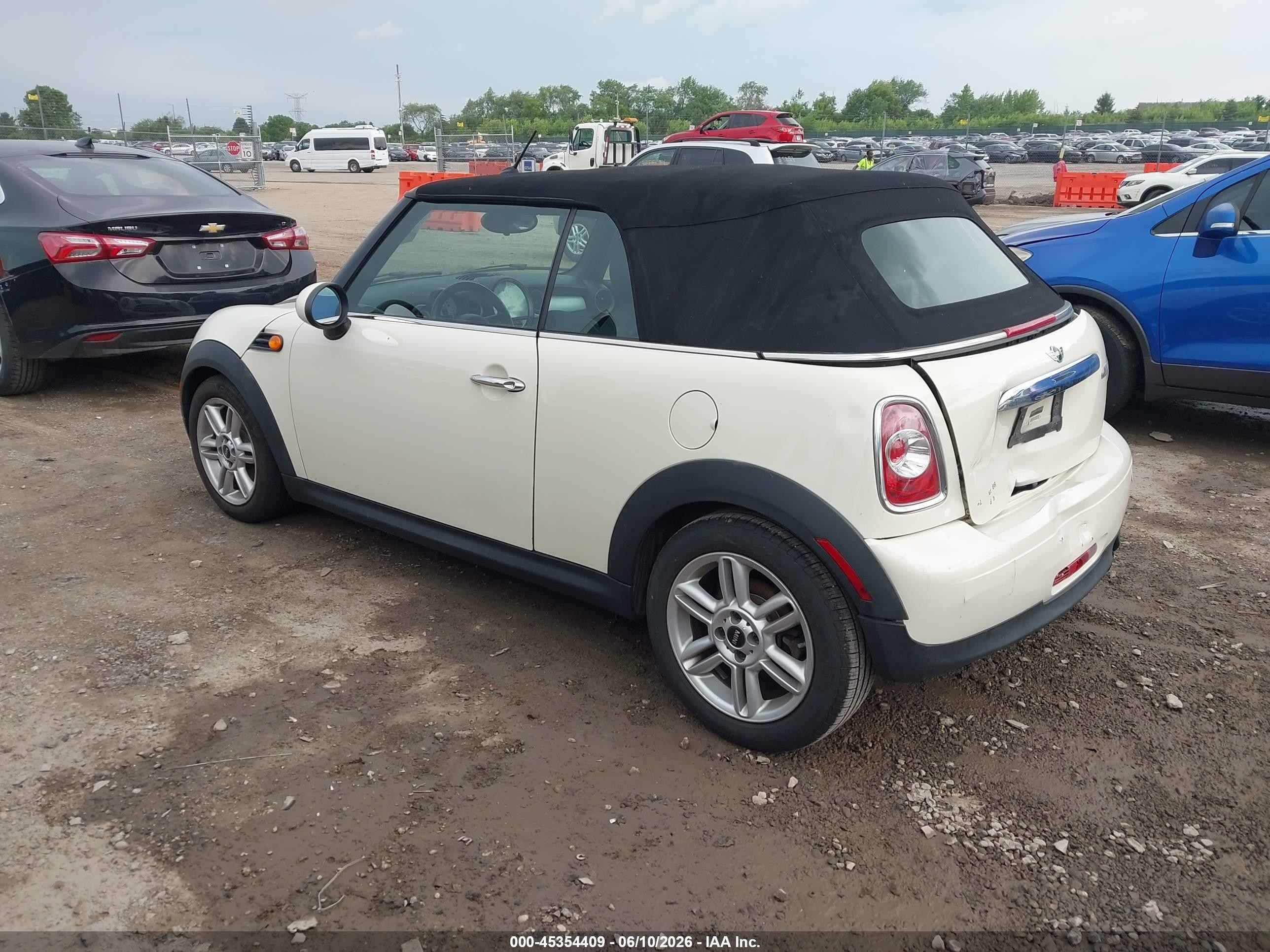 2013 Mini Convertible Cooper White vin: WMWZN3C50DT569224