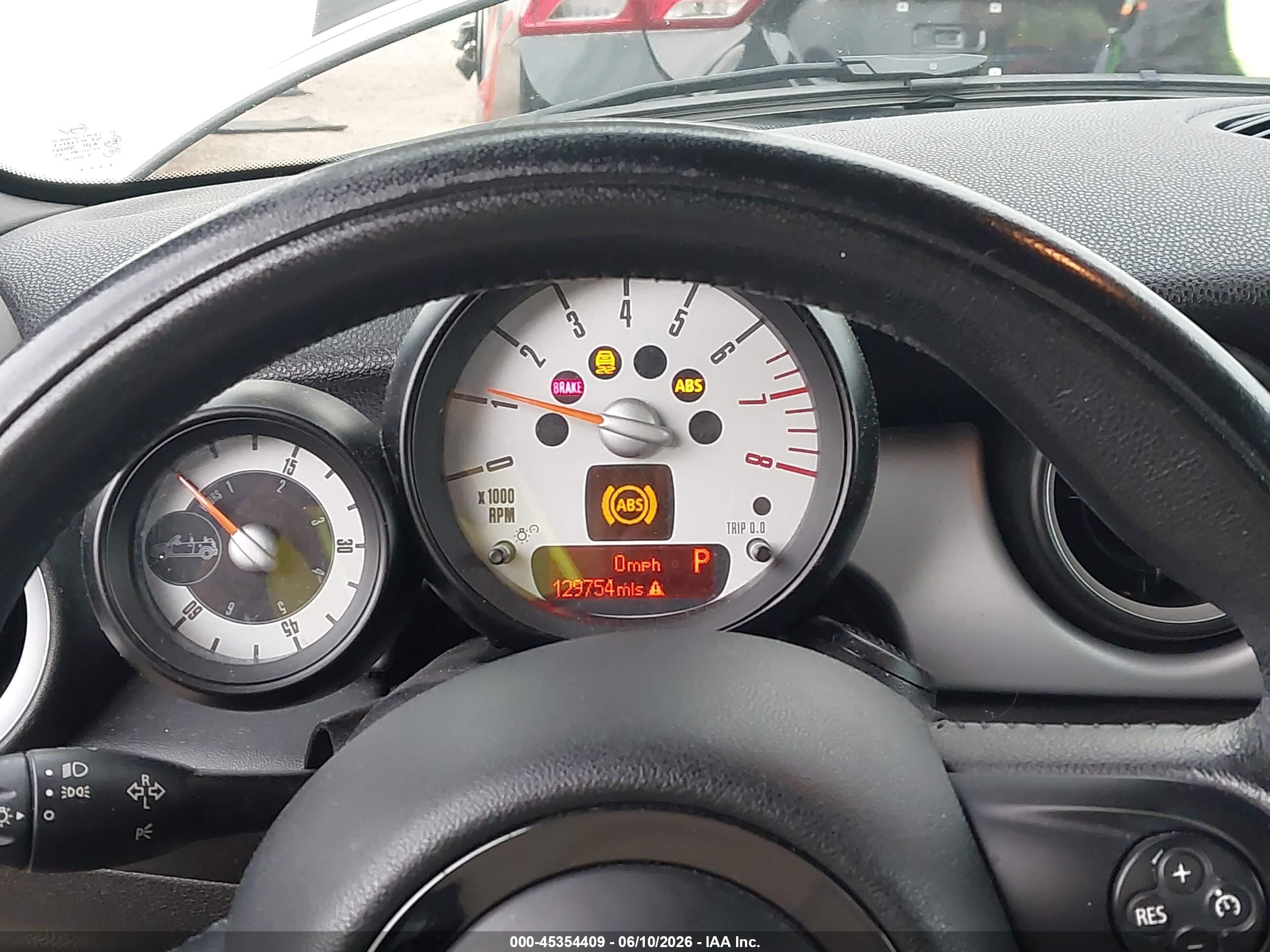 2013 Mini Convertible Cooper White vin: WMWZN3C50DT569224