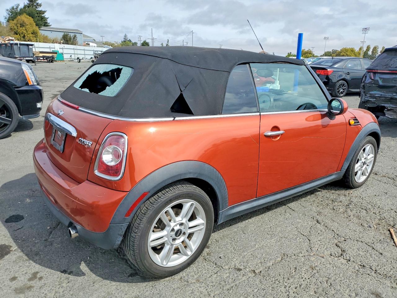 2012 Mini Cooper Orange vin: WMWZN3C56CT134562