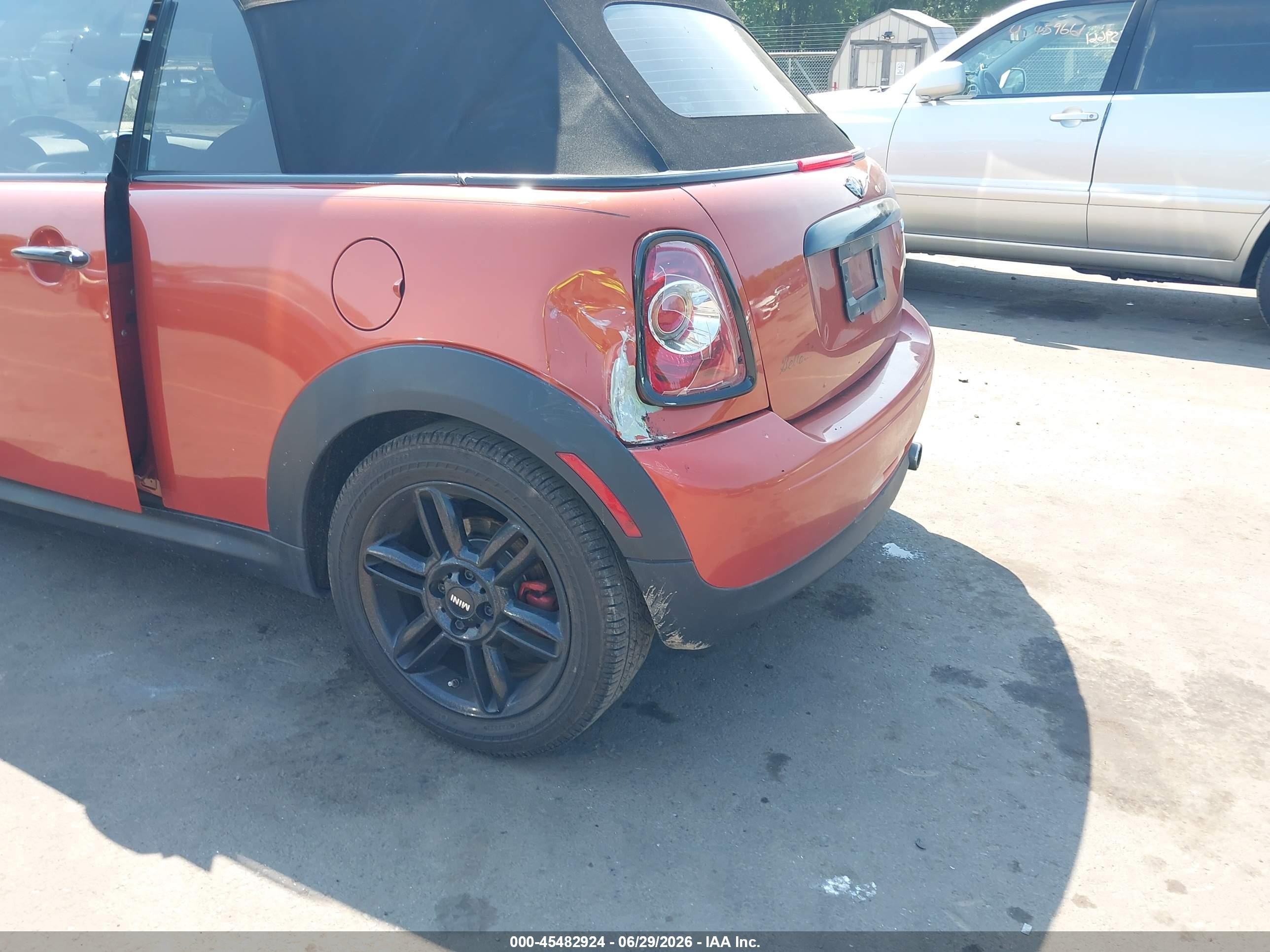 2013 Mini Convertible Cooper Orange vin: WMWZN3C58DT568113