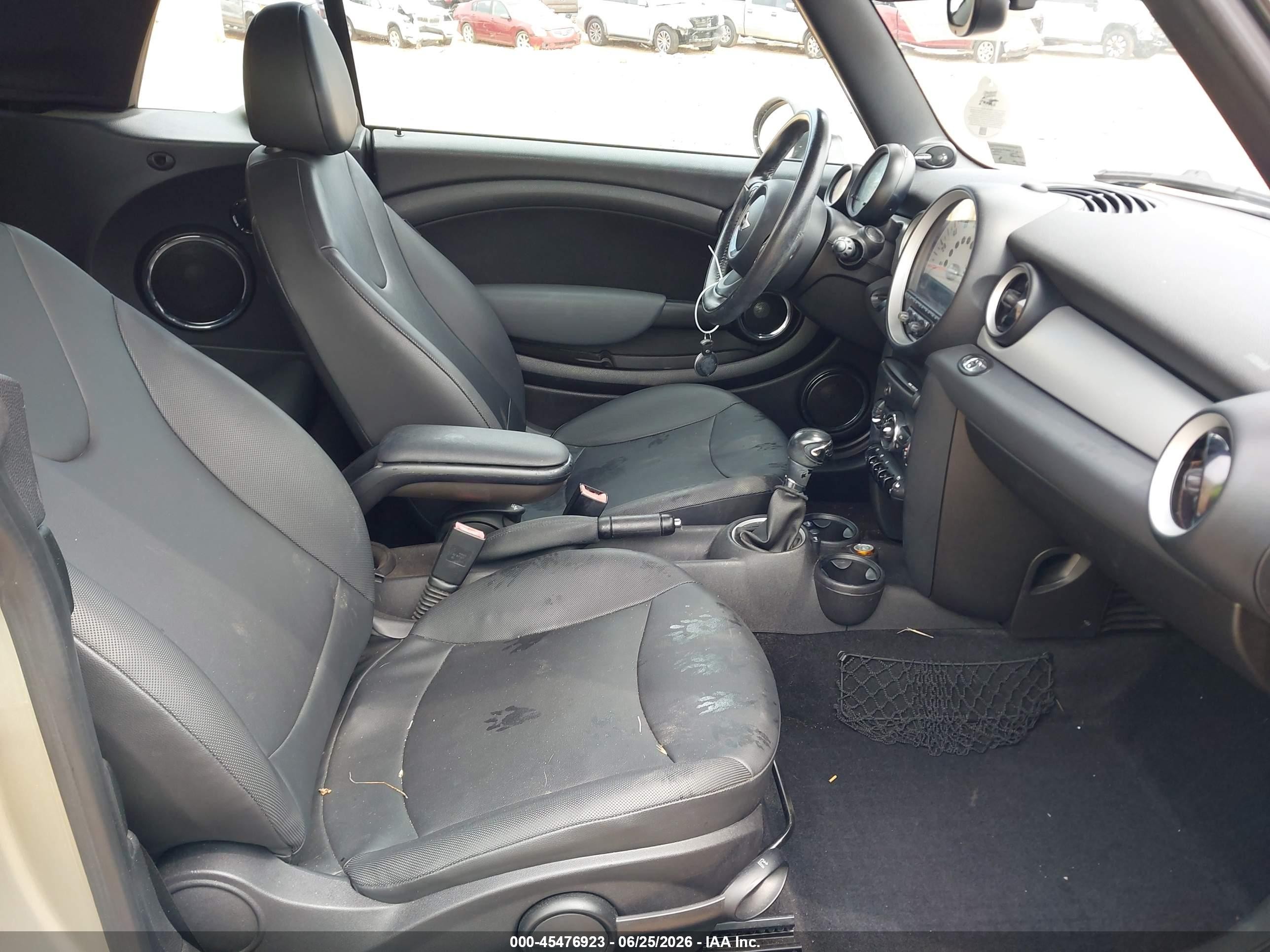 2011 Mini Cooper   Бежевый vin: WMWZN3C59BTZ78187