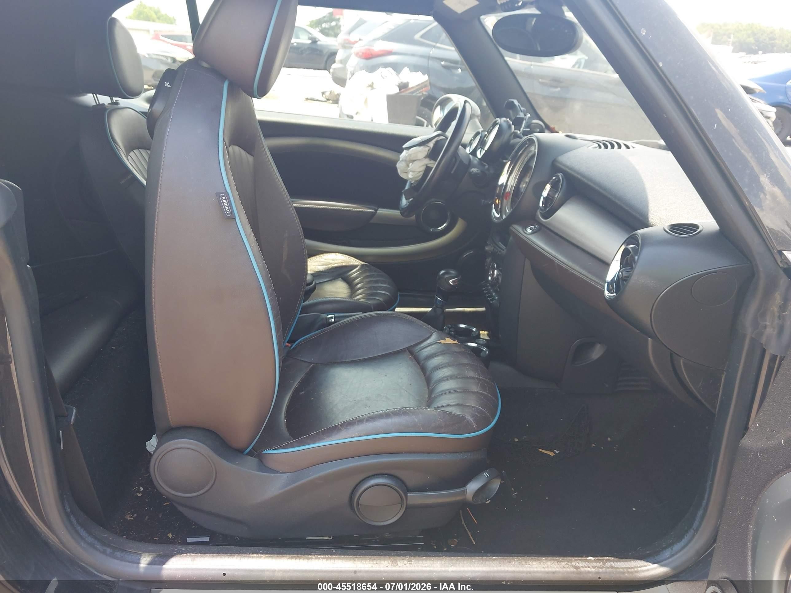2013 Mini Convertible Cooper S Burgundy vin: WMWZP3C59DT550827